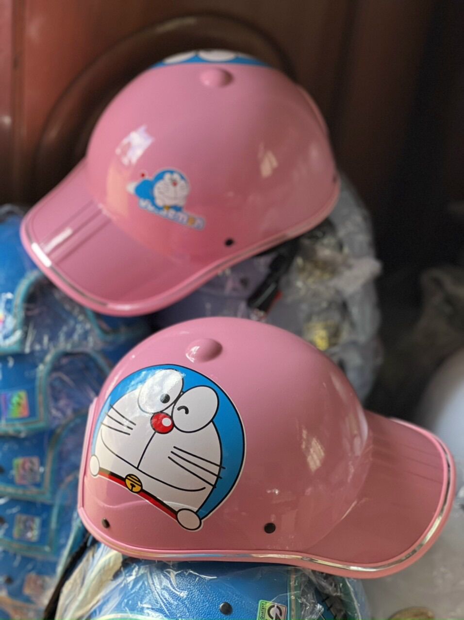 Nón bảo hiểm lưỡi trai hình doremon