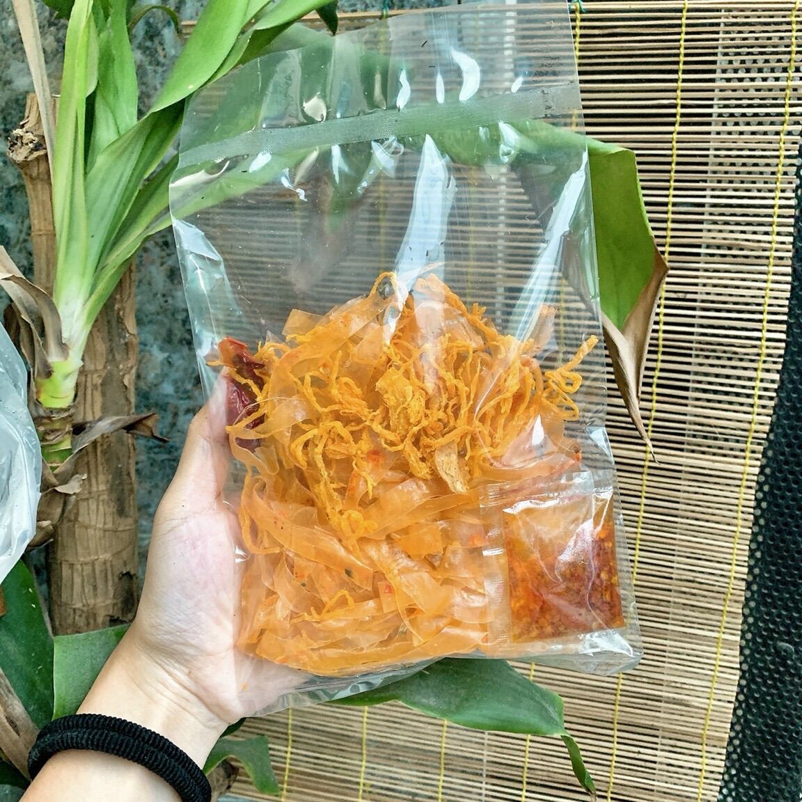 Bánh tráng sợi tôm sate khô gà