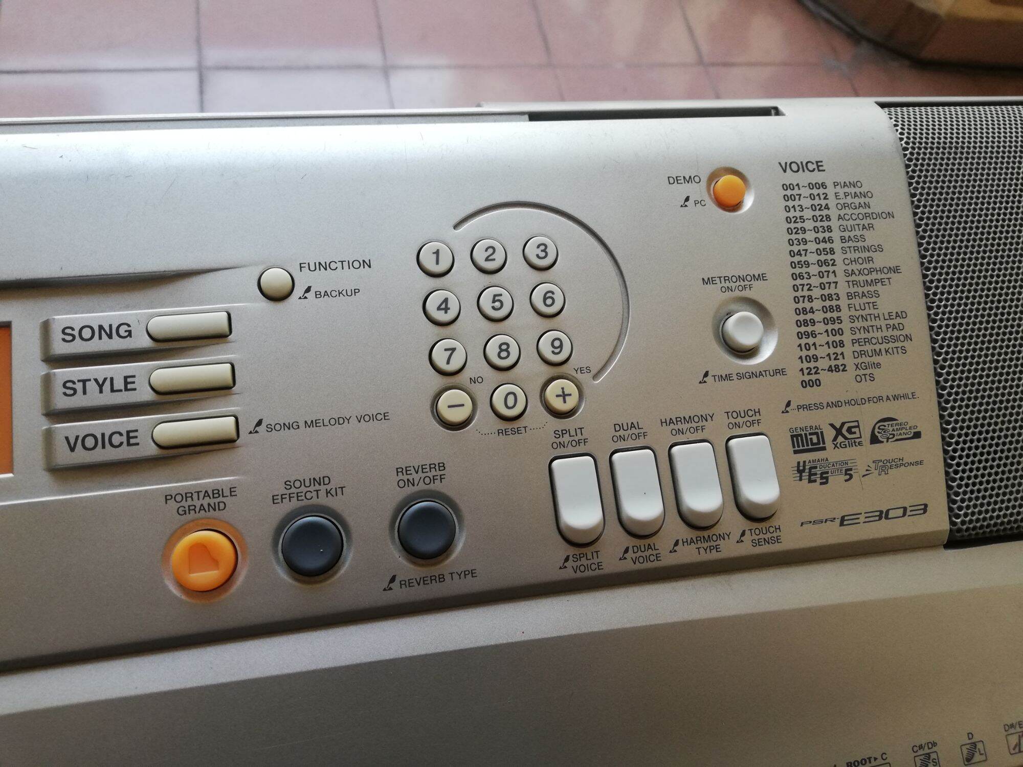 Đàn organ Yamaha PSR E303