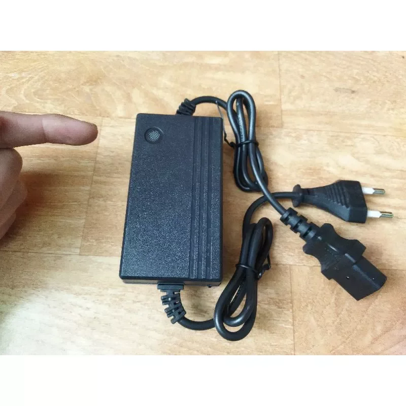 Sạc điện bình phun thuốc trừ sâu ácquy 12v 8ah .