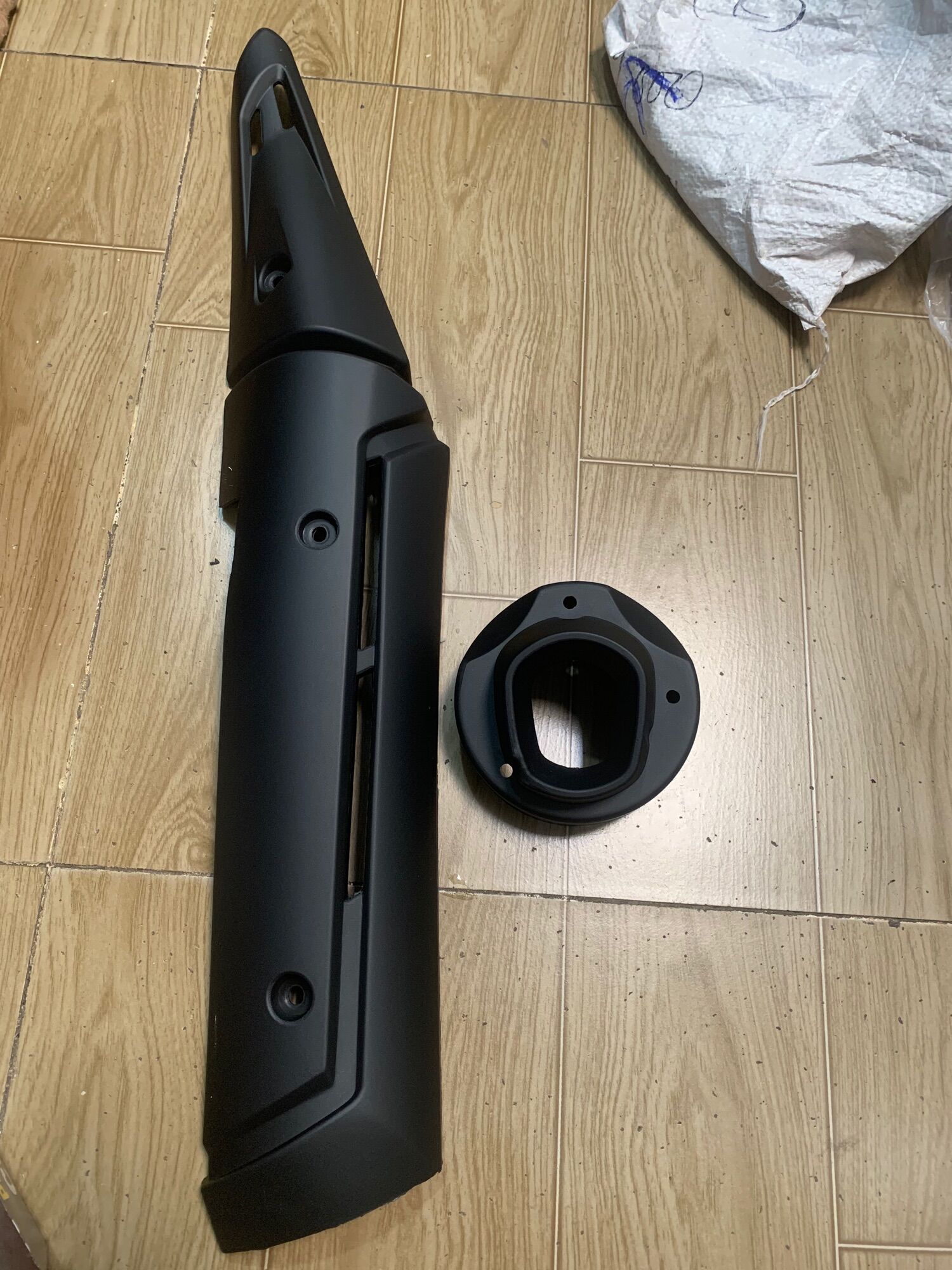 ỐP pô và chụp đích pô xe exciter 150 mẫu mới màu đen nhám không tem nhựa ABS