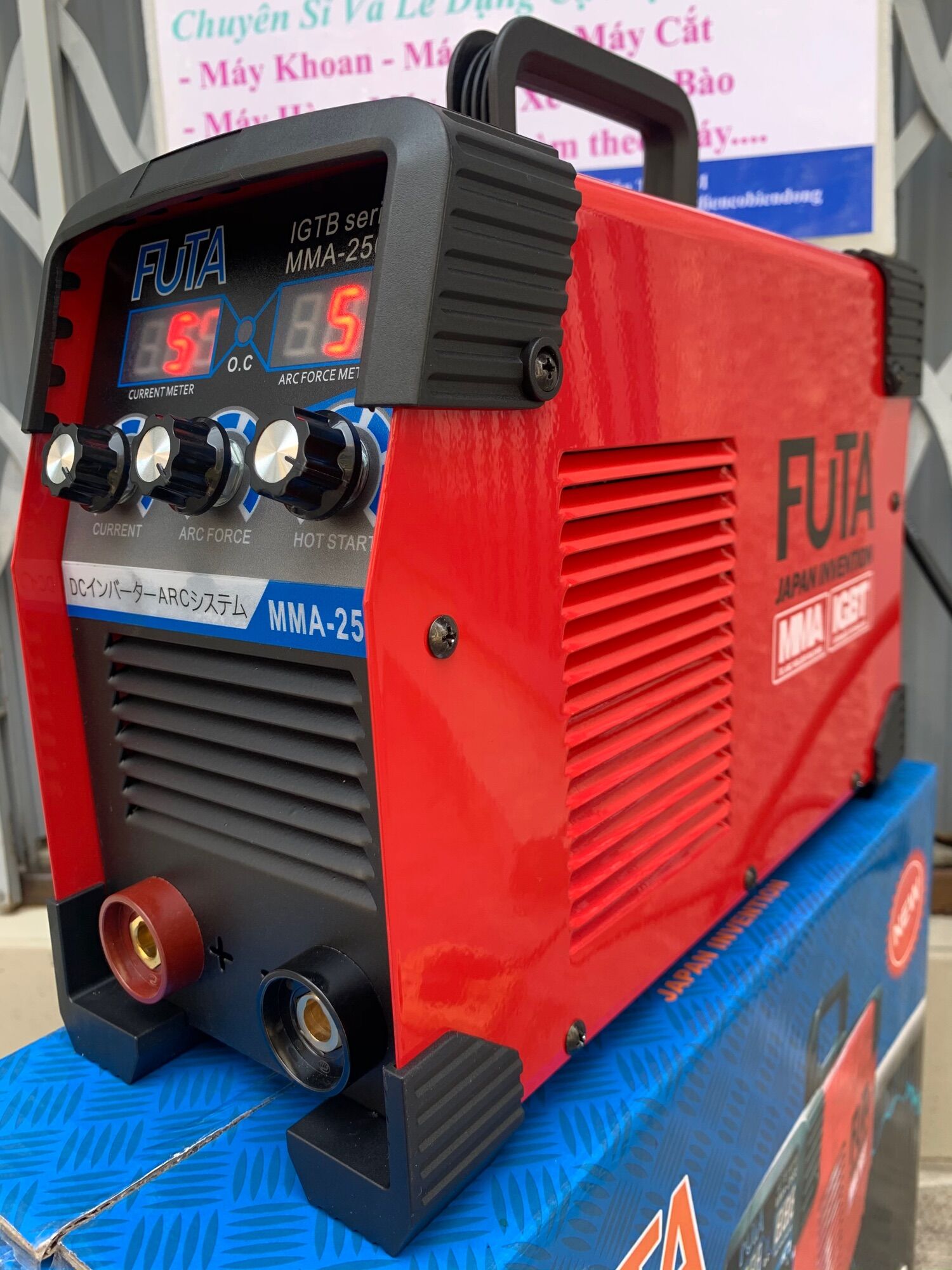 Tặng bó 20 que hàn que chấm boong 4 ly máy hàn điện tử futa mma-250s đỏ có inveter mới