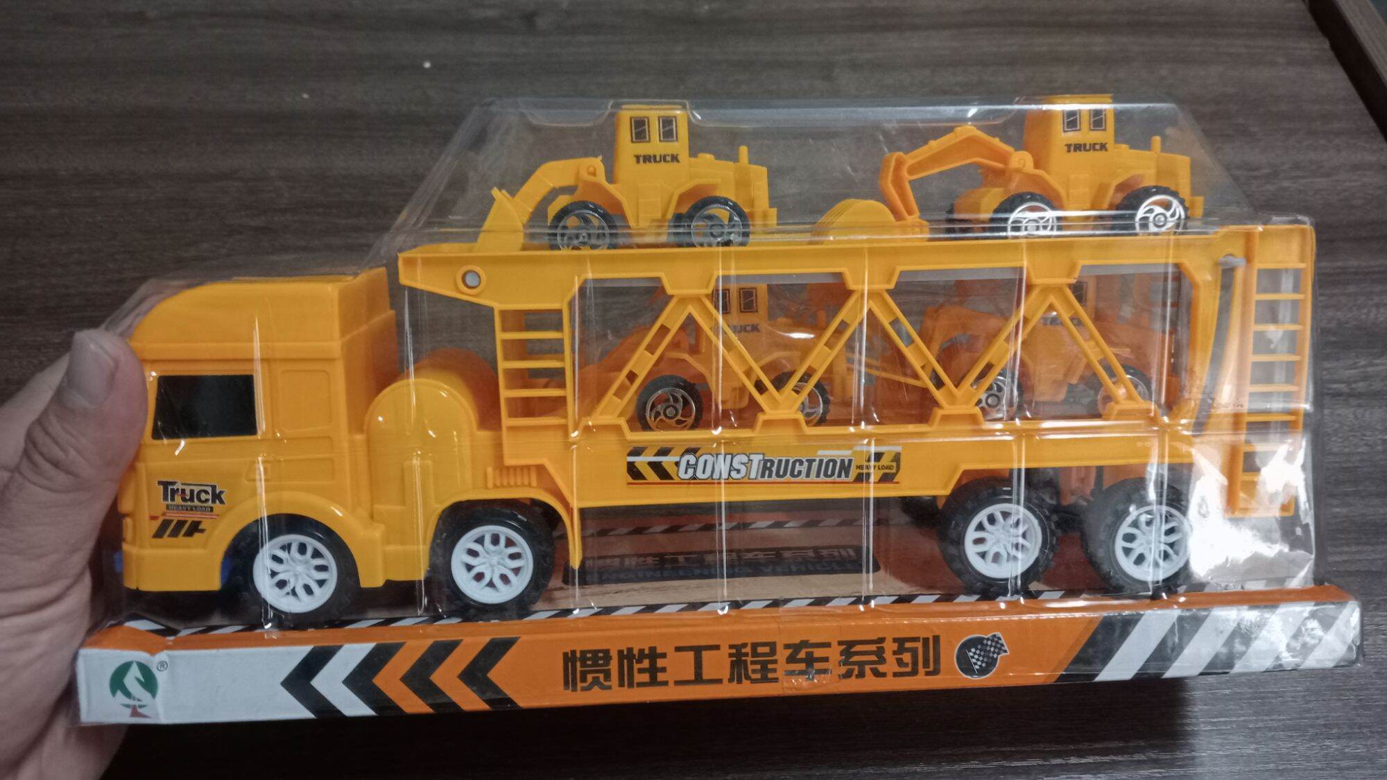 Hộp xe Container chở 4 xe công trình (chạy trớn)