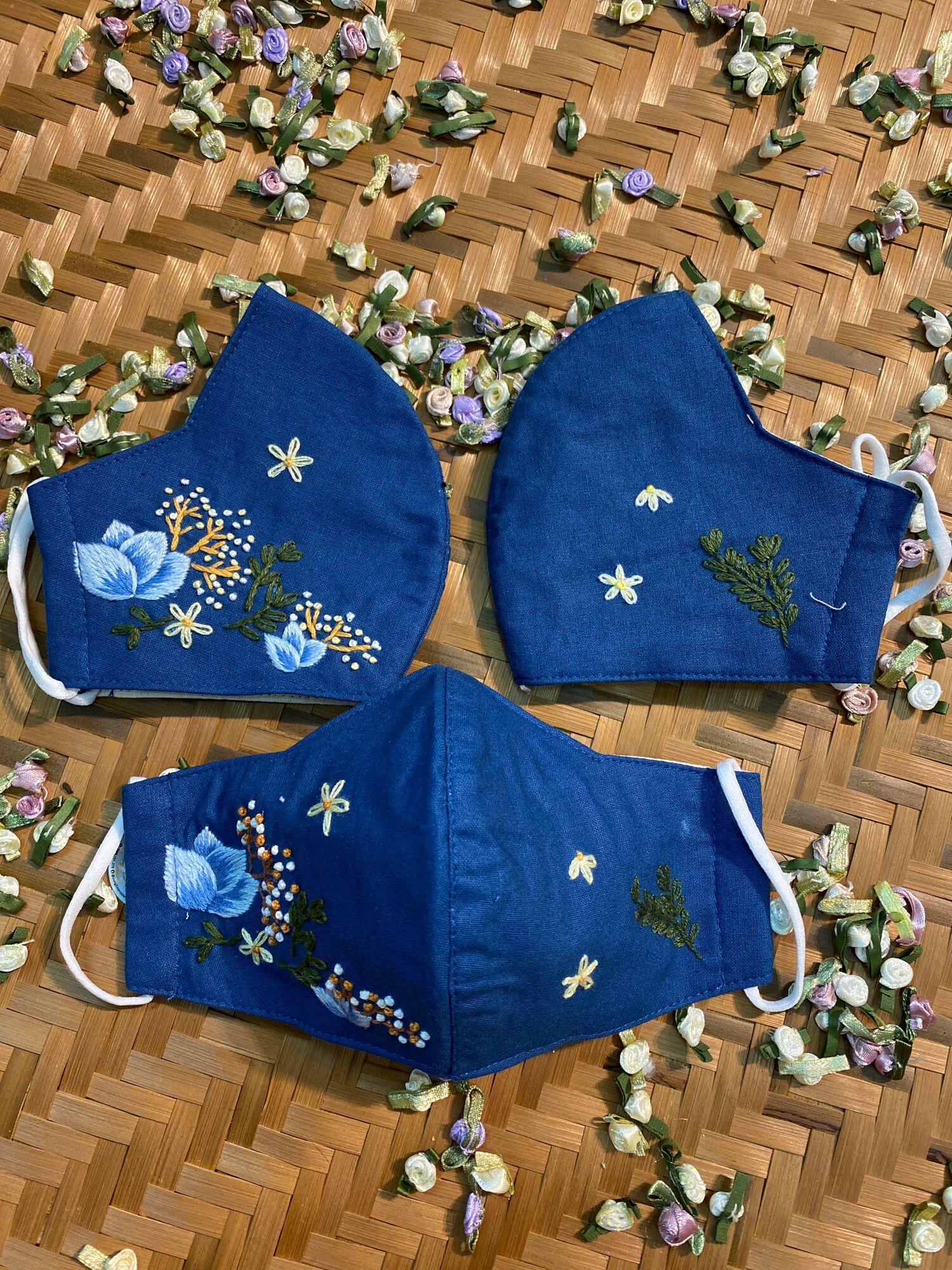 Khẩu trang thêu tay vải linen