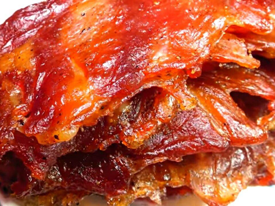 Lạp gà loại 1, từ thịt đùi gà tươi ngon,gia vị ướp rất vừa miệng.. trẻ nhỏ , người lớn đều rất thích.. ăn cơm, ăn chơi, hay uống bia đều rất ngon ah. 135k/500gr.. được nhiều lắm ah