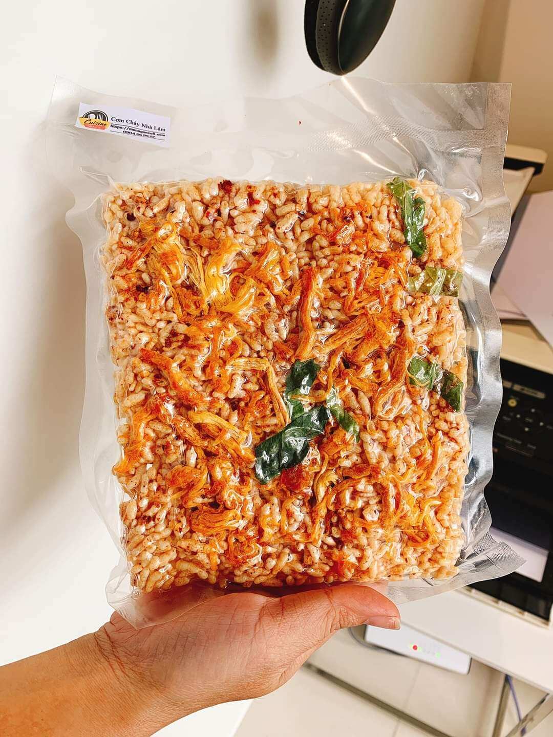 Cơm cháy lắc khô gà lá chanh