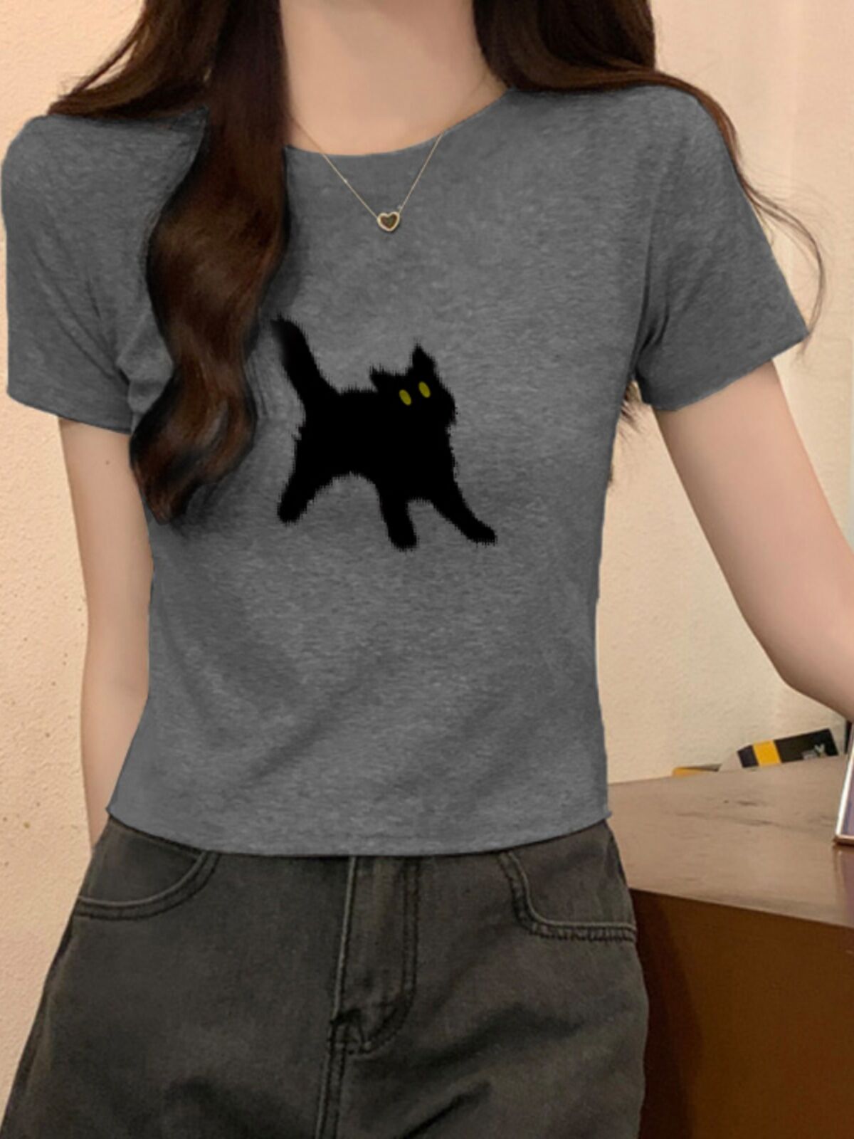 Áo Thun Nữ Màu Xám Thường Ngày Cạp Cao Ôm Vừa Vặn Mùa Hè 2025 Tay Ngắn Cổ Tròn Dài Vừa Phải Chất Liệu Khác