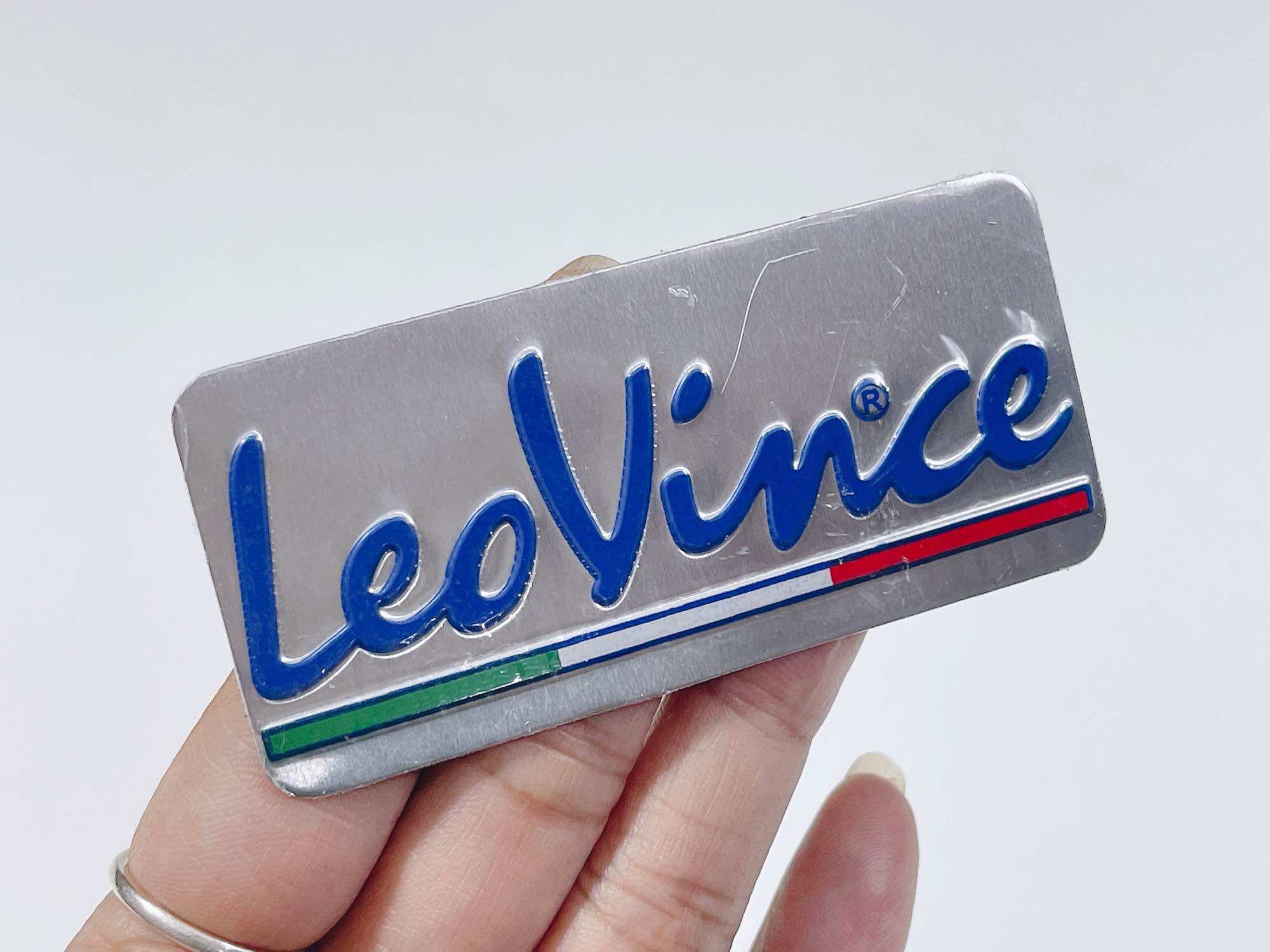 Tem nhôm xước chịu nhiệt chữ LEO VINCE, tem nhôm có sẵn keo dán