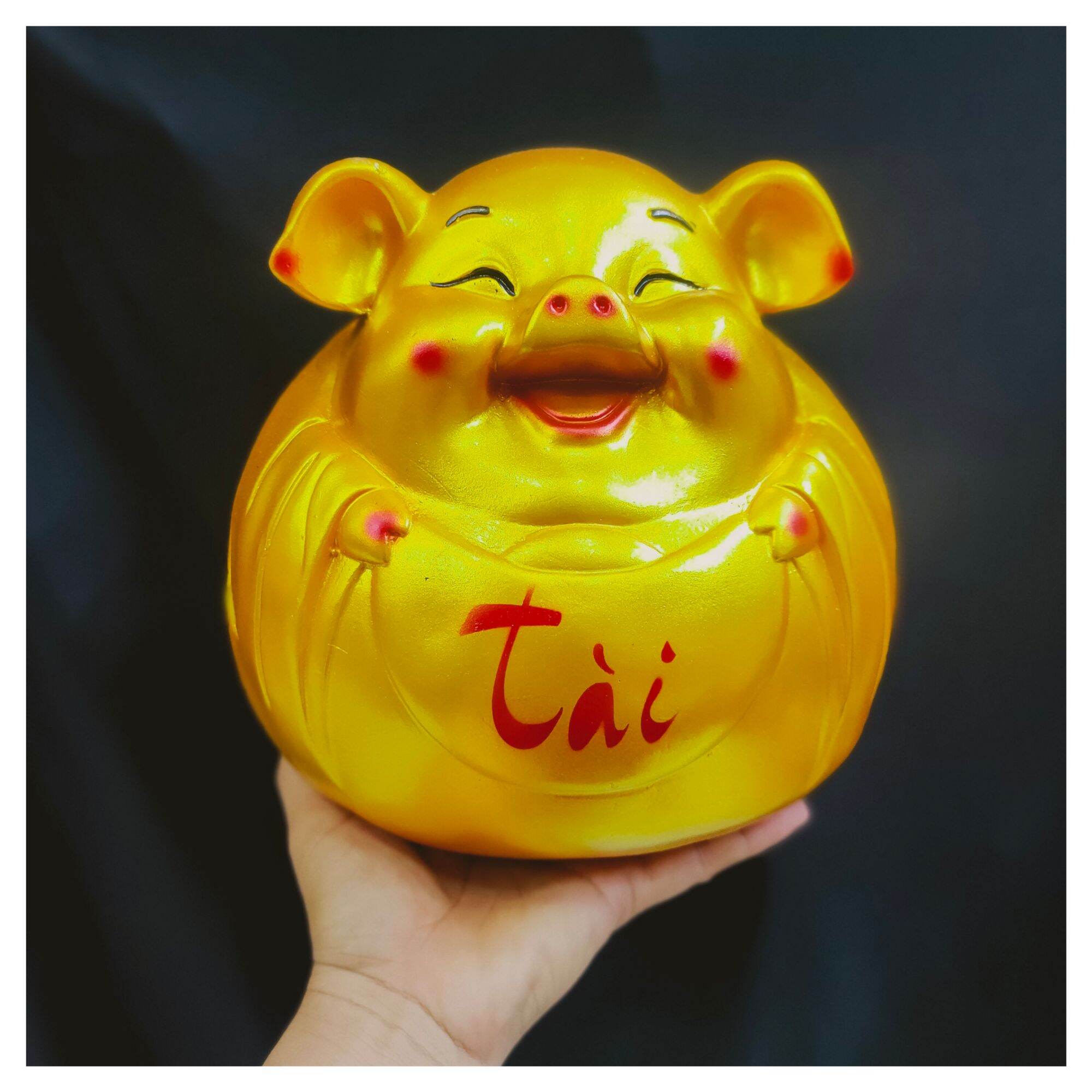 Heo đất tiết kiệm hình heo cười tài lộc chất liệu thạch cao vàng sáng đẹp bền màu cao 20 cm ngang 20 cm,