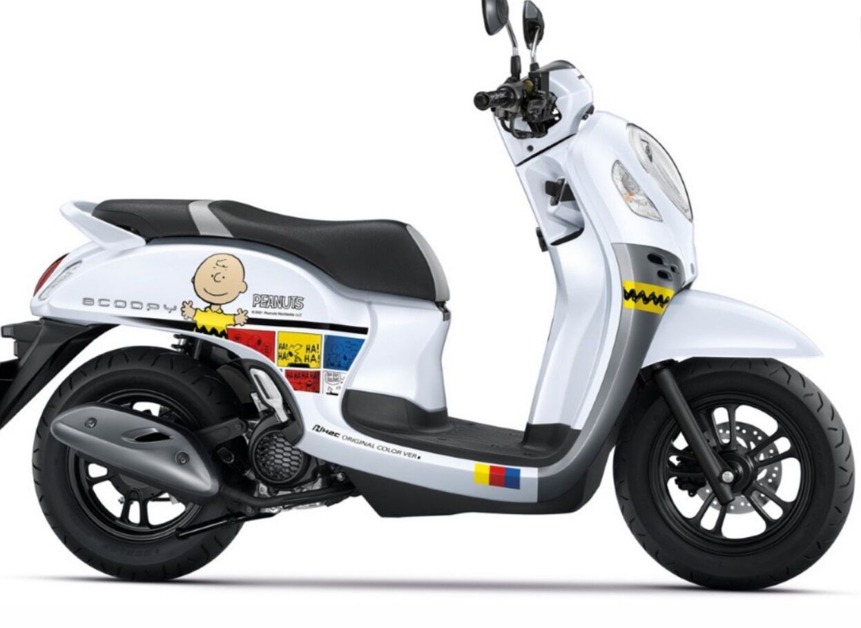 Tem rời dán xe scoopy cậu bé- dog dán xe trắng