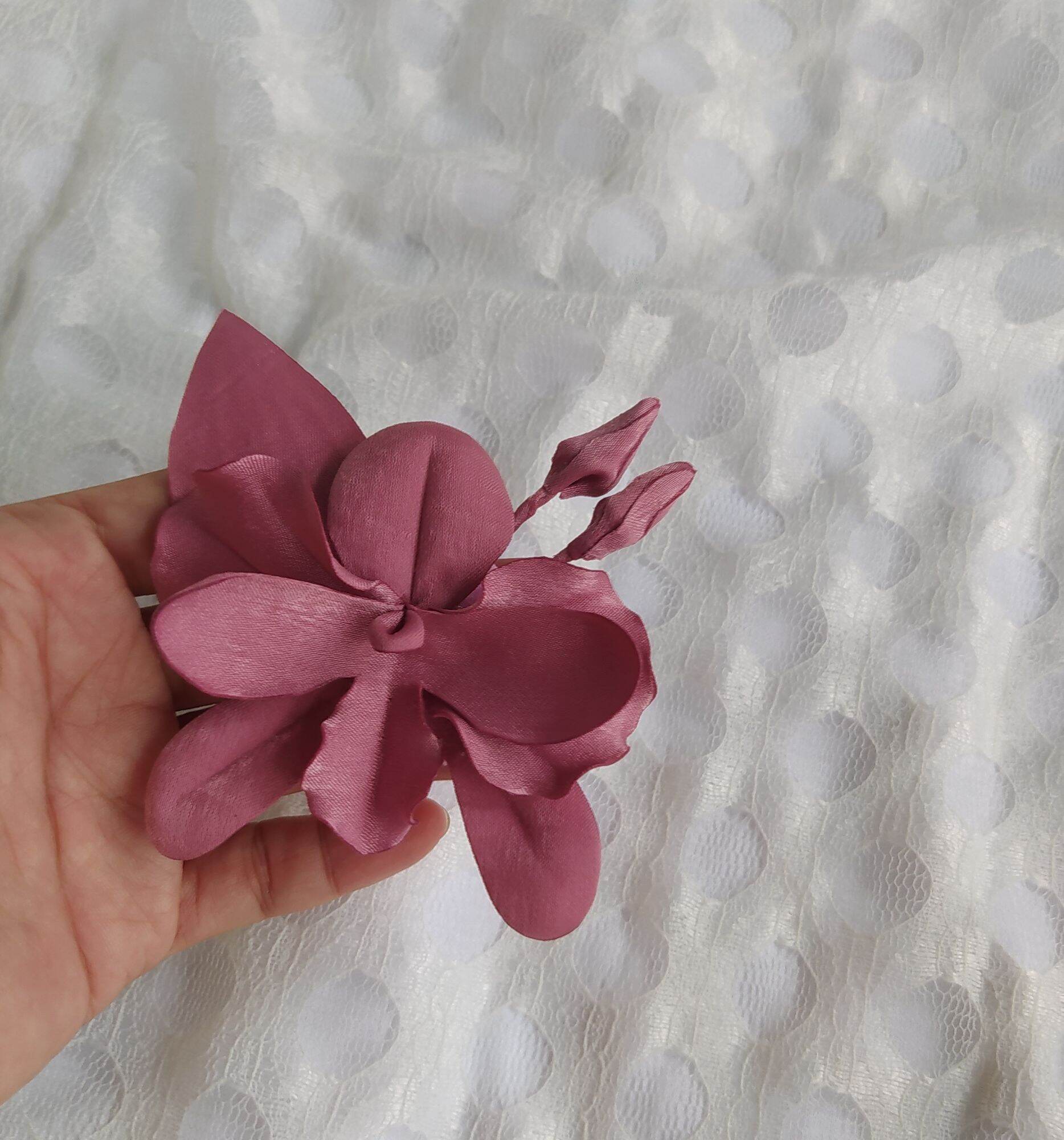 Hoa lan cài áo handmade Canto màu hồng