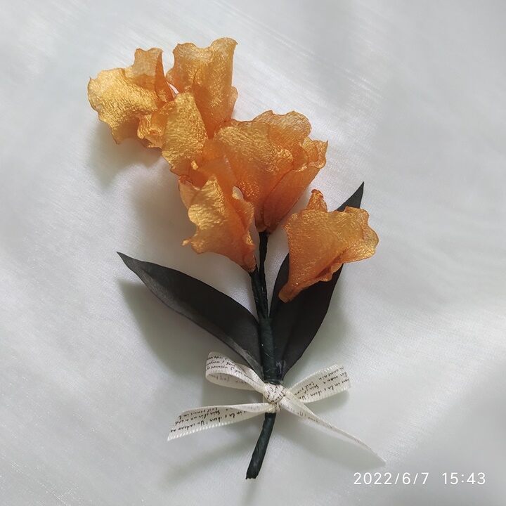 Hoa cài áo handmade Canto màu vàng.