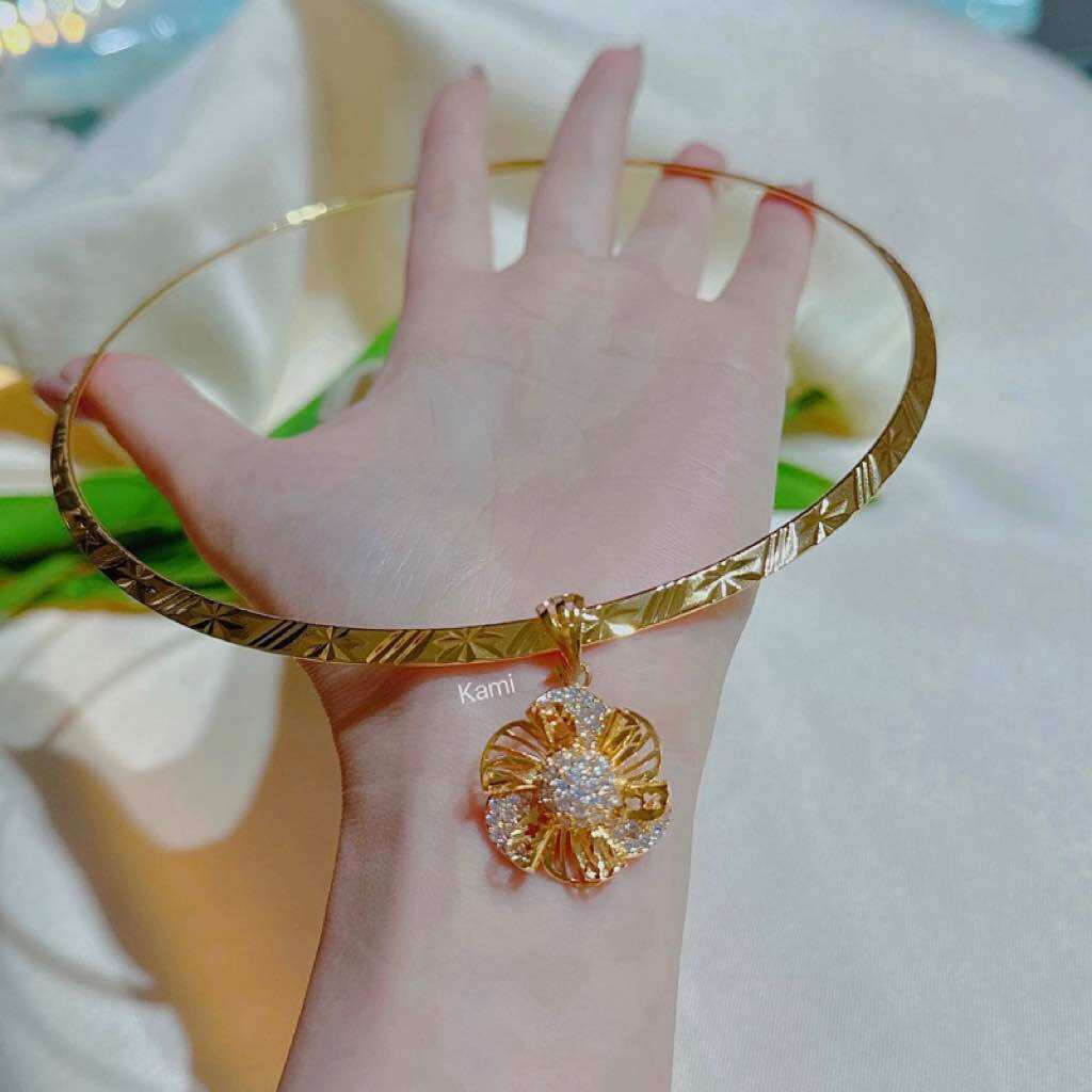 Kiềng cổ cứng kèm mặt mạ vàng Kami