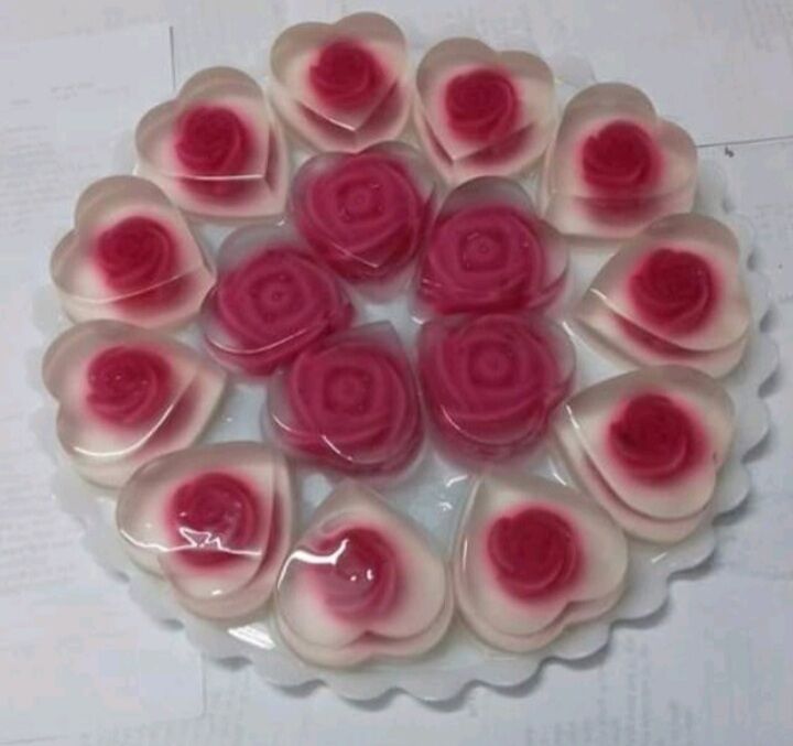 Set 10 hộp tim nhựa 7 cm + 10 khuôn hoa hồng silicon mẹ con