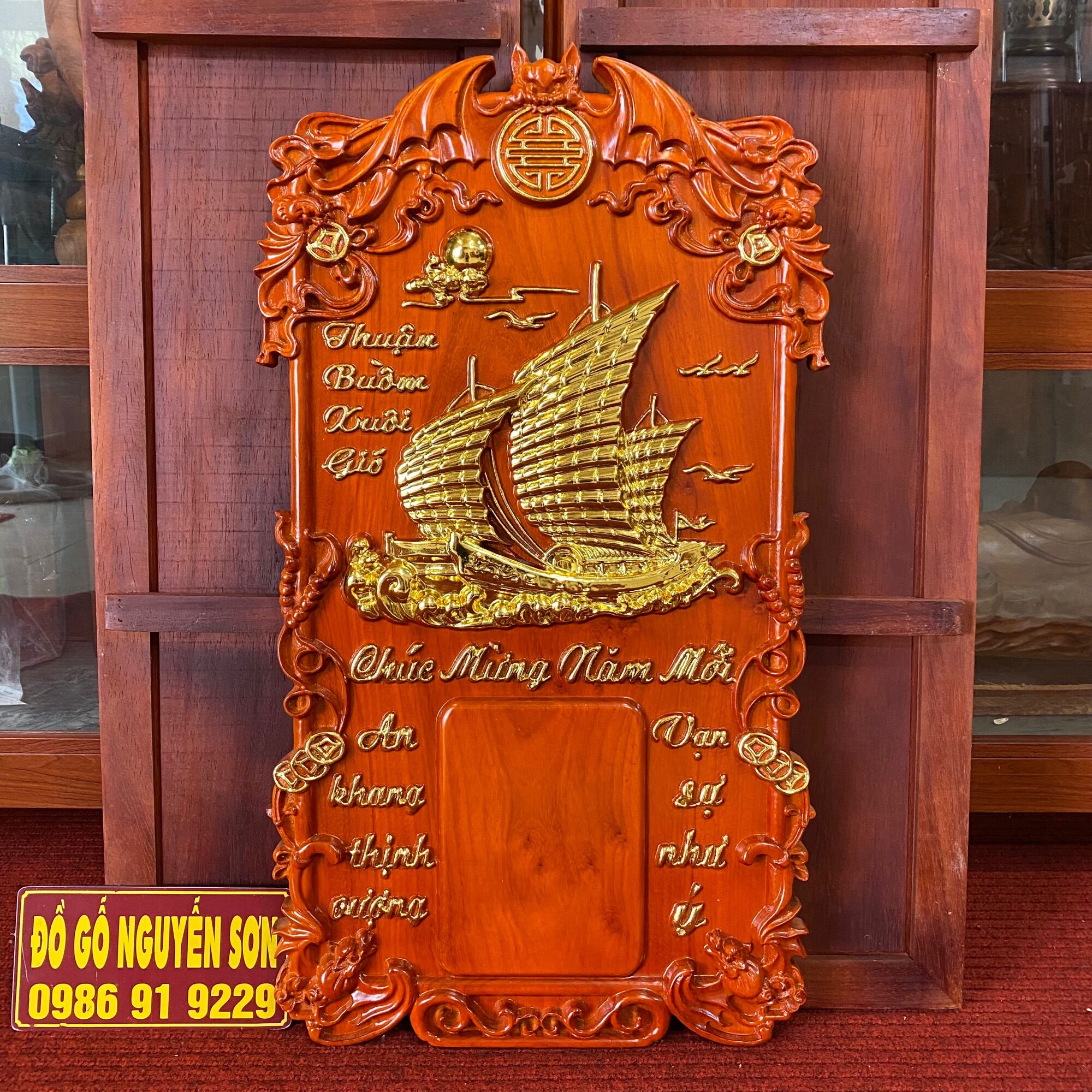 Đốc lịch gỗ hương thuận buồm xuôi gió nguyên khối dát vàng kích thước 40*70 dày 3cm