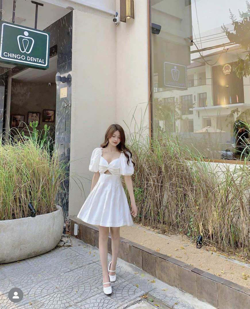 Đầm xuông xoắn khoe eo nhỏ trắng tinh BG