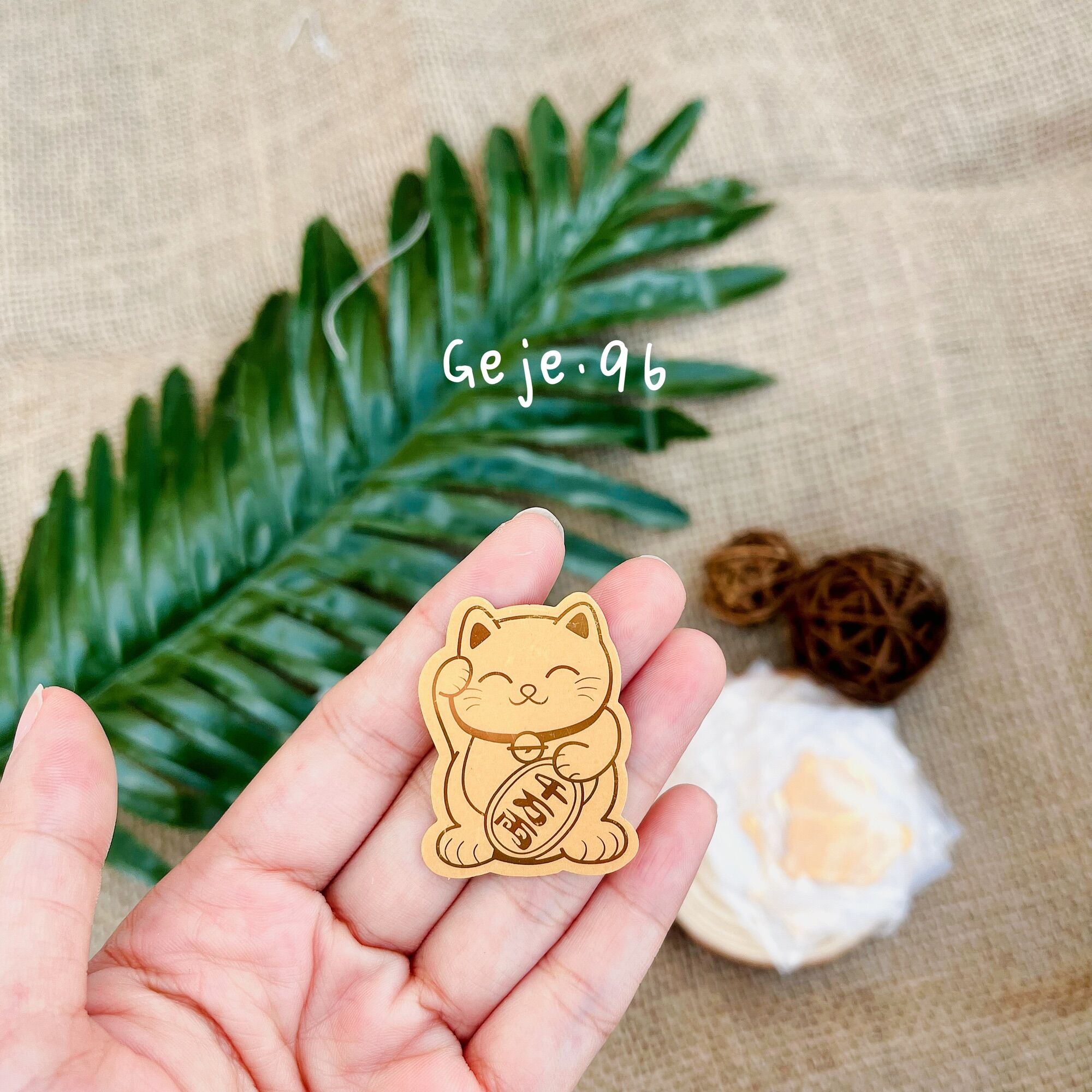 Miếng dán mèo thần tài mạ vàng