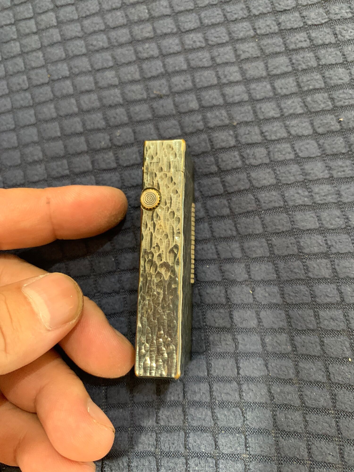 Bật lửa Dunhill bọc bạc vân gõ búa.