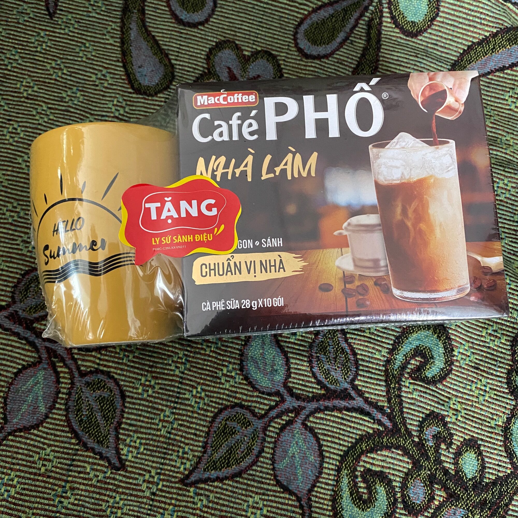 Cà phê phố tặng ly sứ