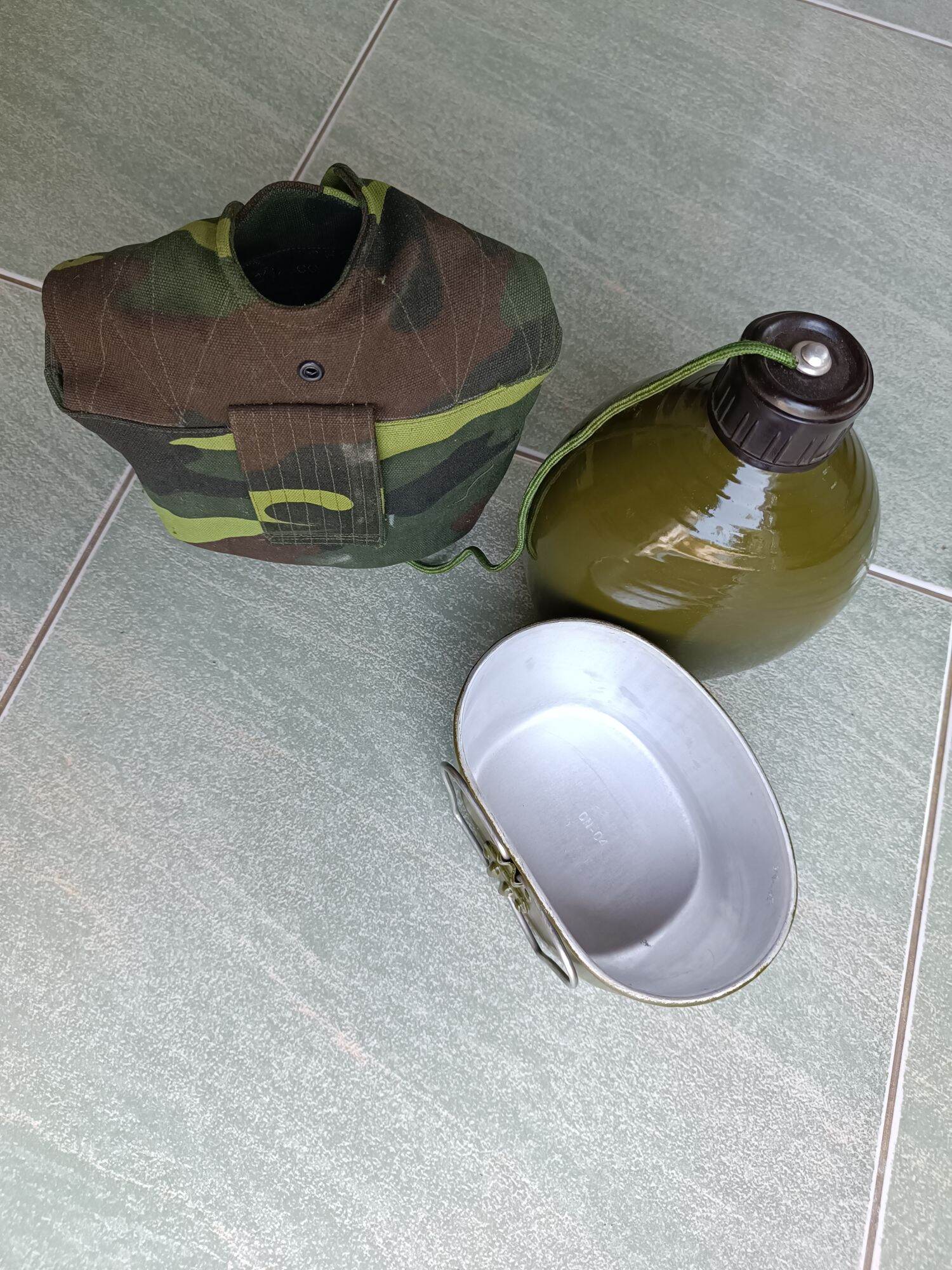 Bi đông đựng nước có ca và túi đựng