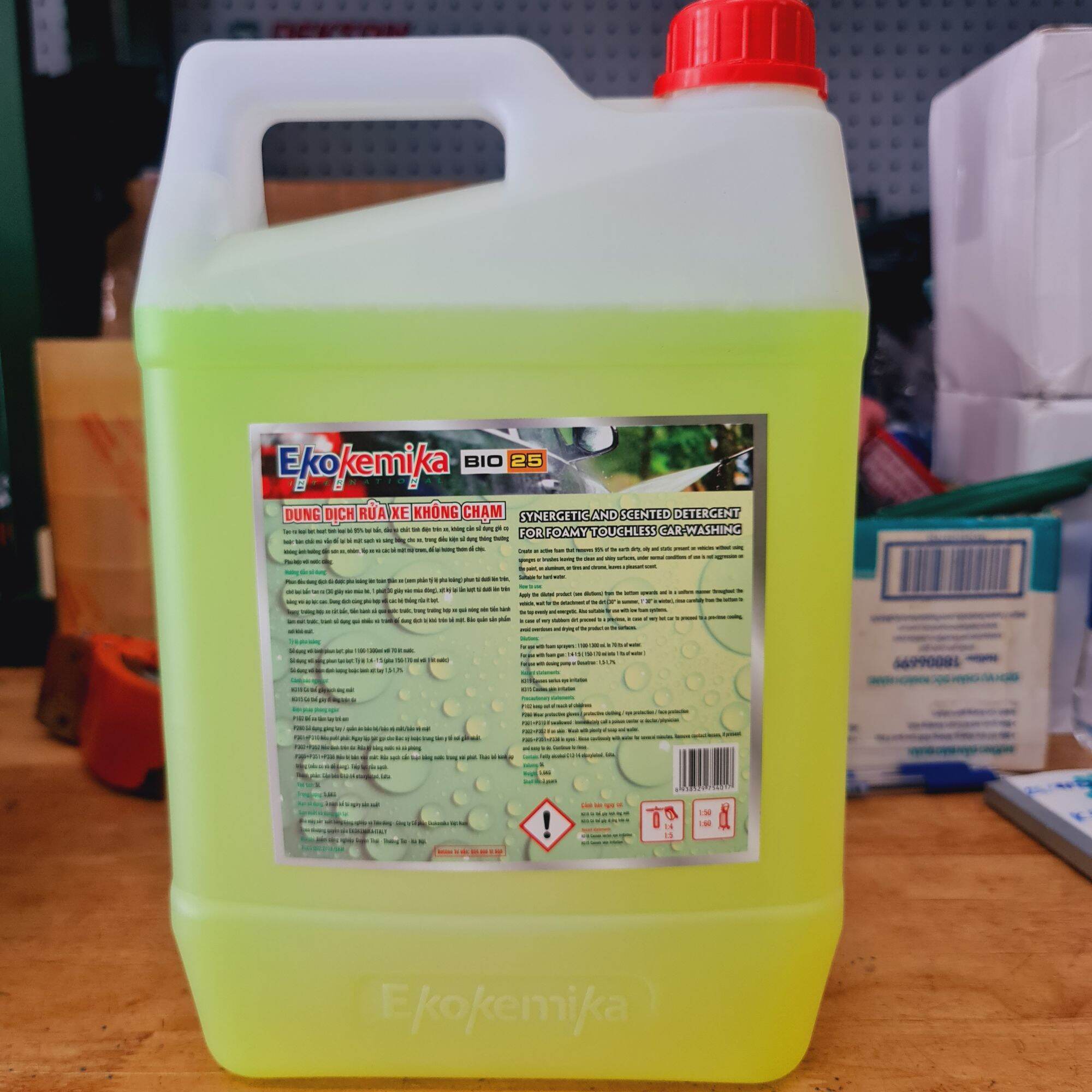 Dung dịch rửa xe không chạm EKOKEMIKA BIO25 Can 5 lít