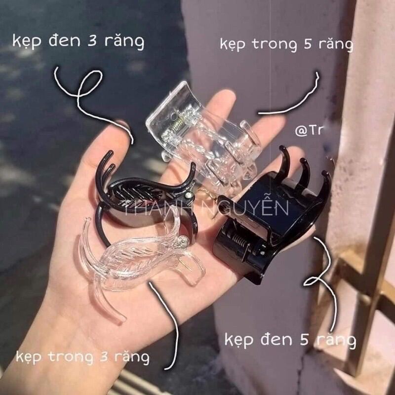 Kẹp càng cua 5 răng Ulzzang là loại kẹp được yêu thích bởi tiết diện nhỏ gọn, nhẹ nhàng và sang trọng. Hãy xem hình ảnh để được chứng kiến sự phù hợp của sản phẩm này với các trang phục và phong cách thời trang.