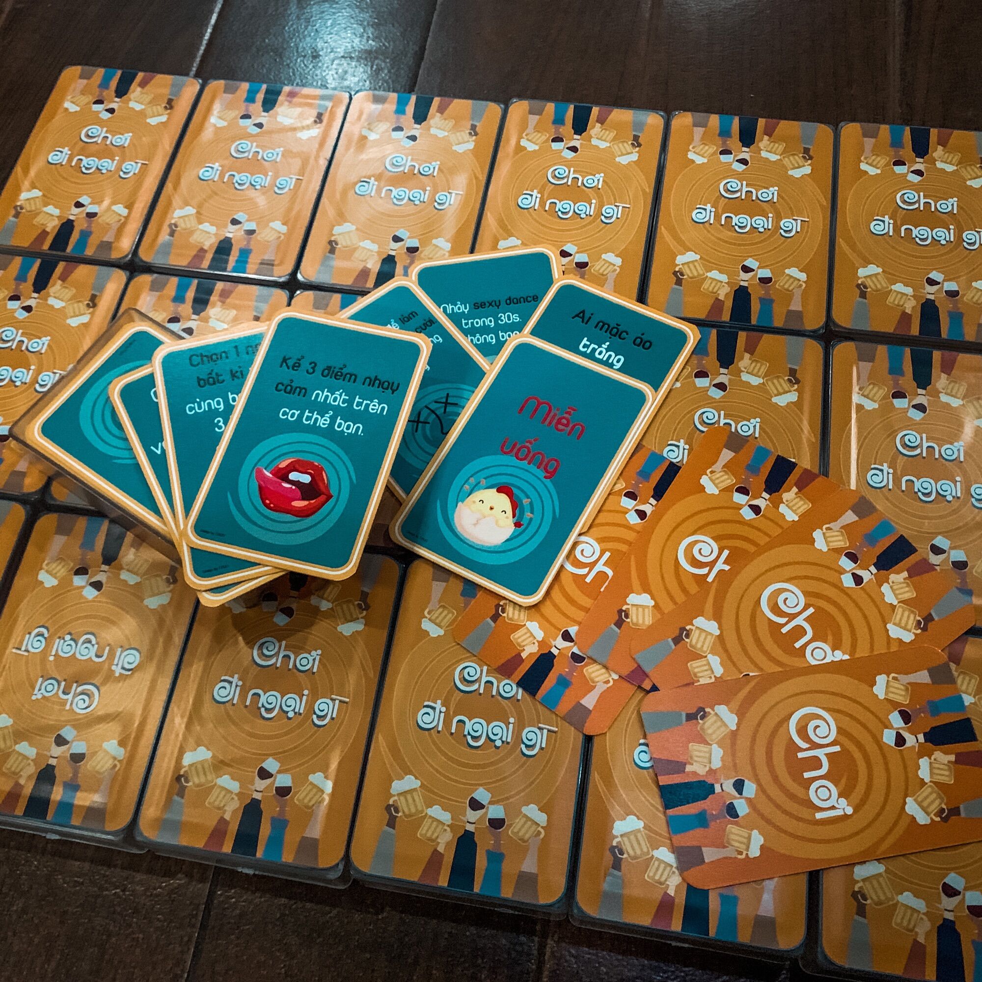 Bộ bài "Chơi" - Drinking game hot trend gây bùng nổ cuộc vui liên hoan làm bạn vừa say vừa cười như điên trên bàn nhậu