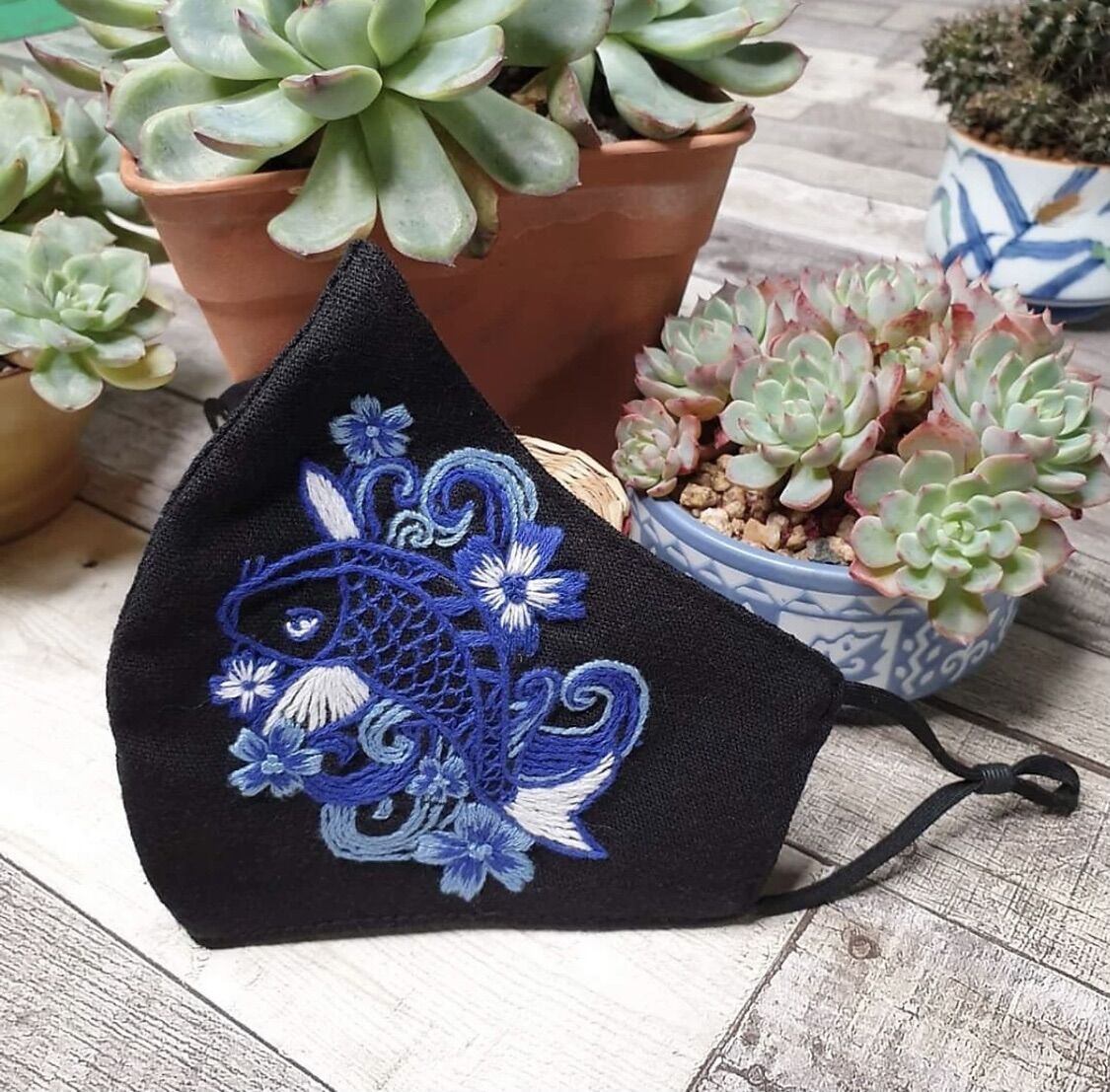 Khẩu trang thêu tay vải linen