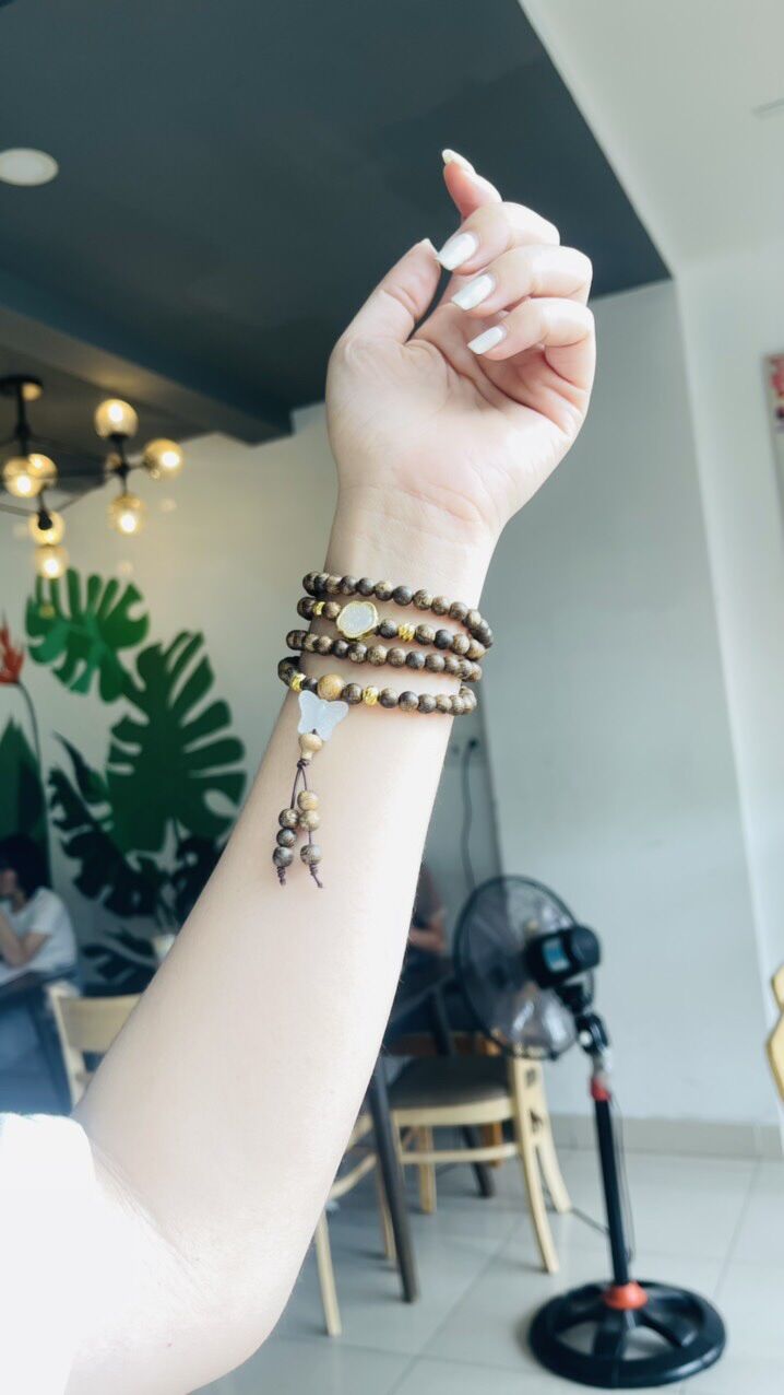 Chuỗi trầm hương đeo tay 108 hạt mix hồ điệp