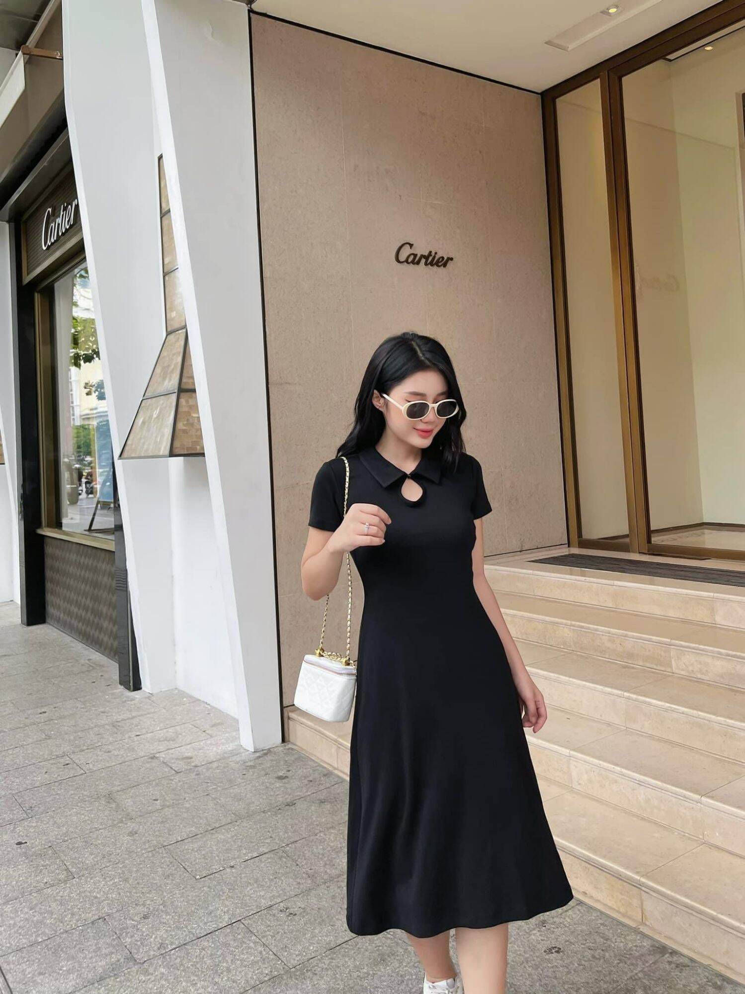 Đầm nữ khoét cổ