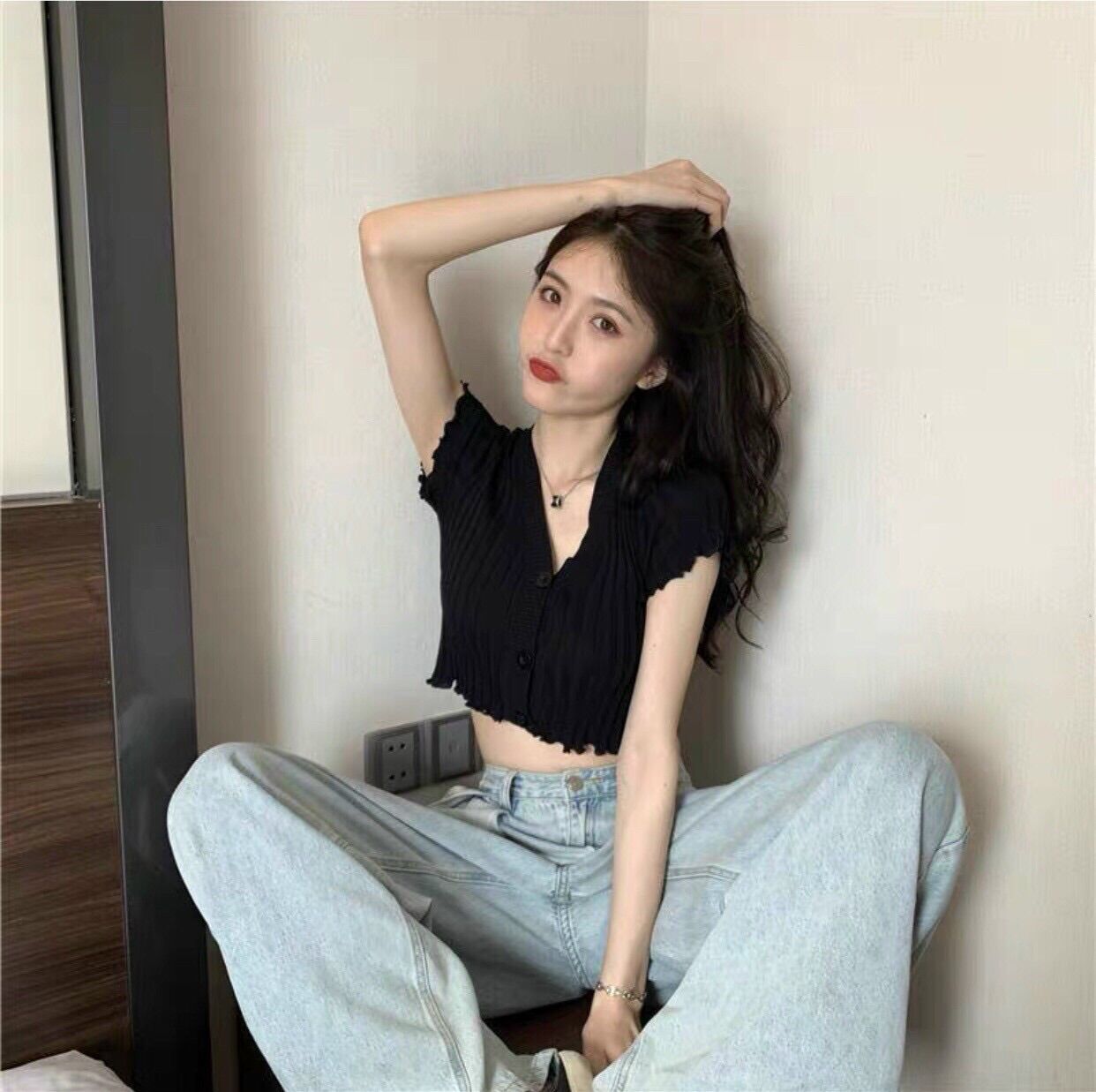 Áo len nữ cộc tay cài khuy dáng croptop