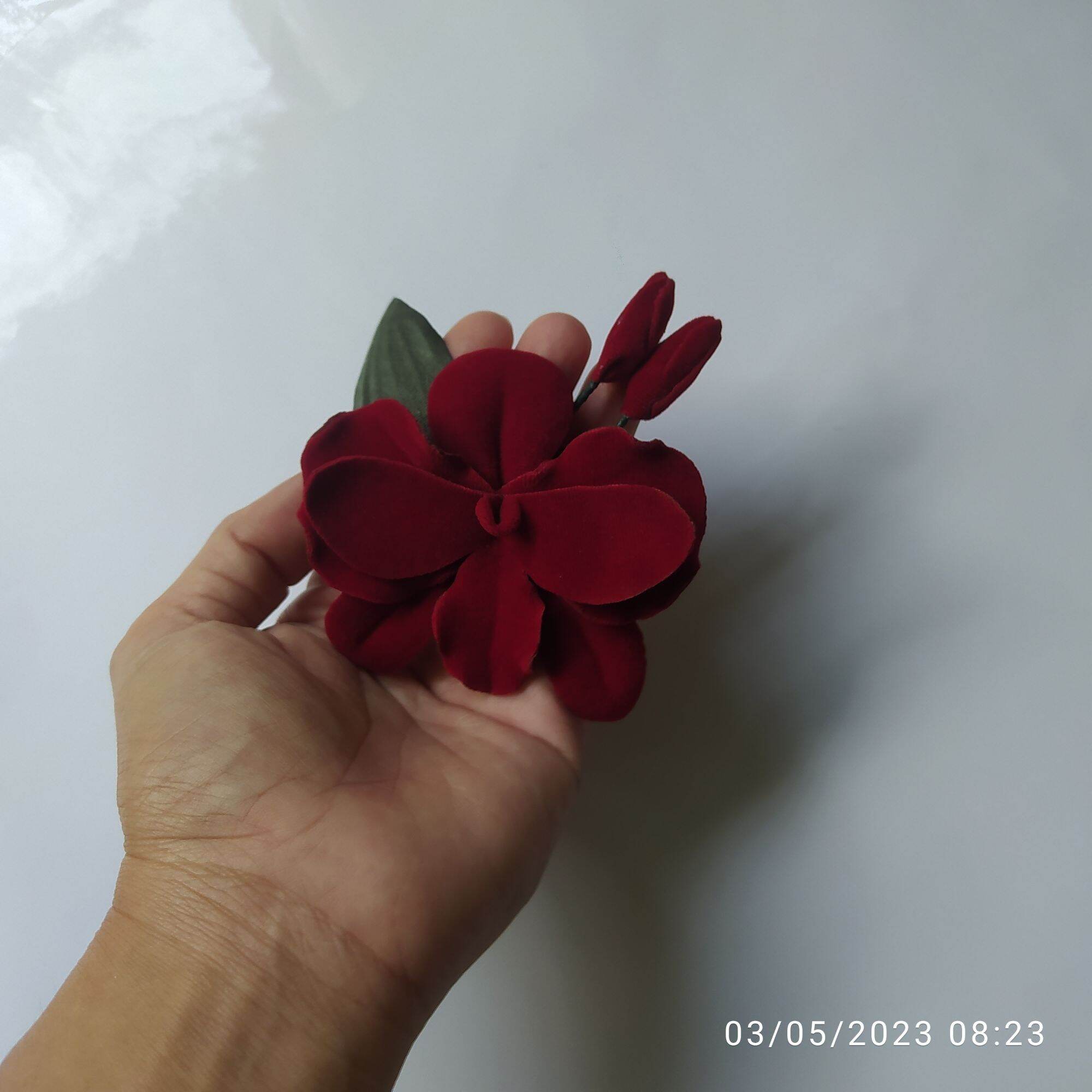 Hoa lan cài áo handmade Canto màu đỏ đô