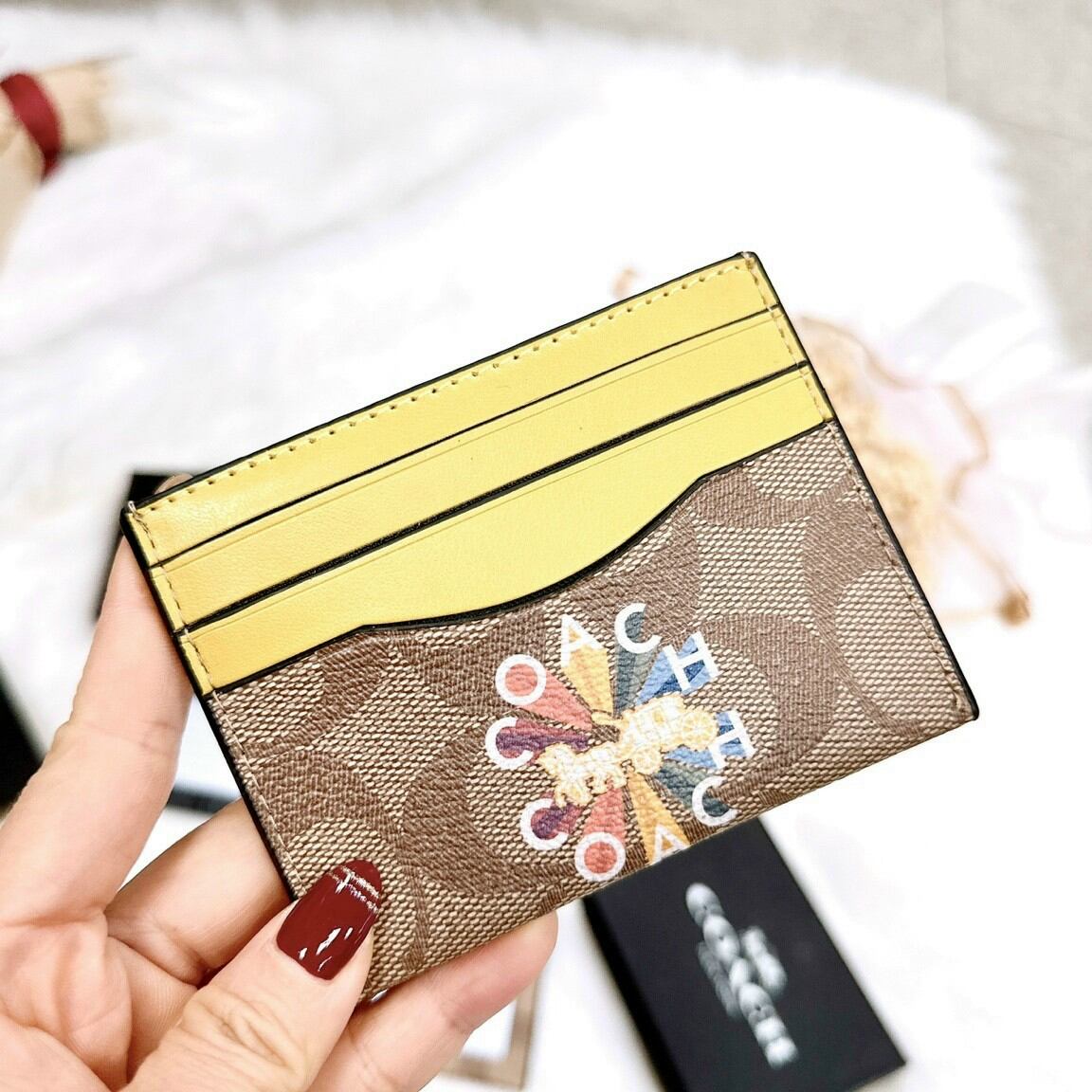 C.oach Slim ID Card Case họa tiết xinh xắn