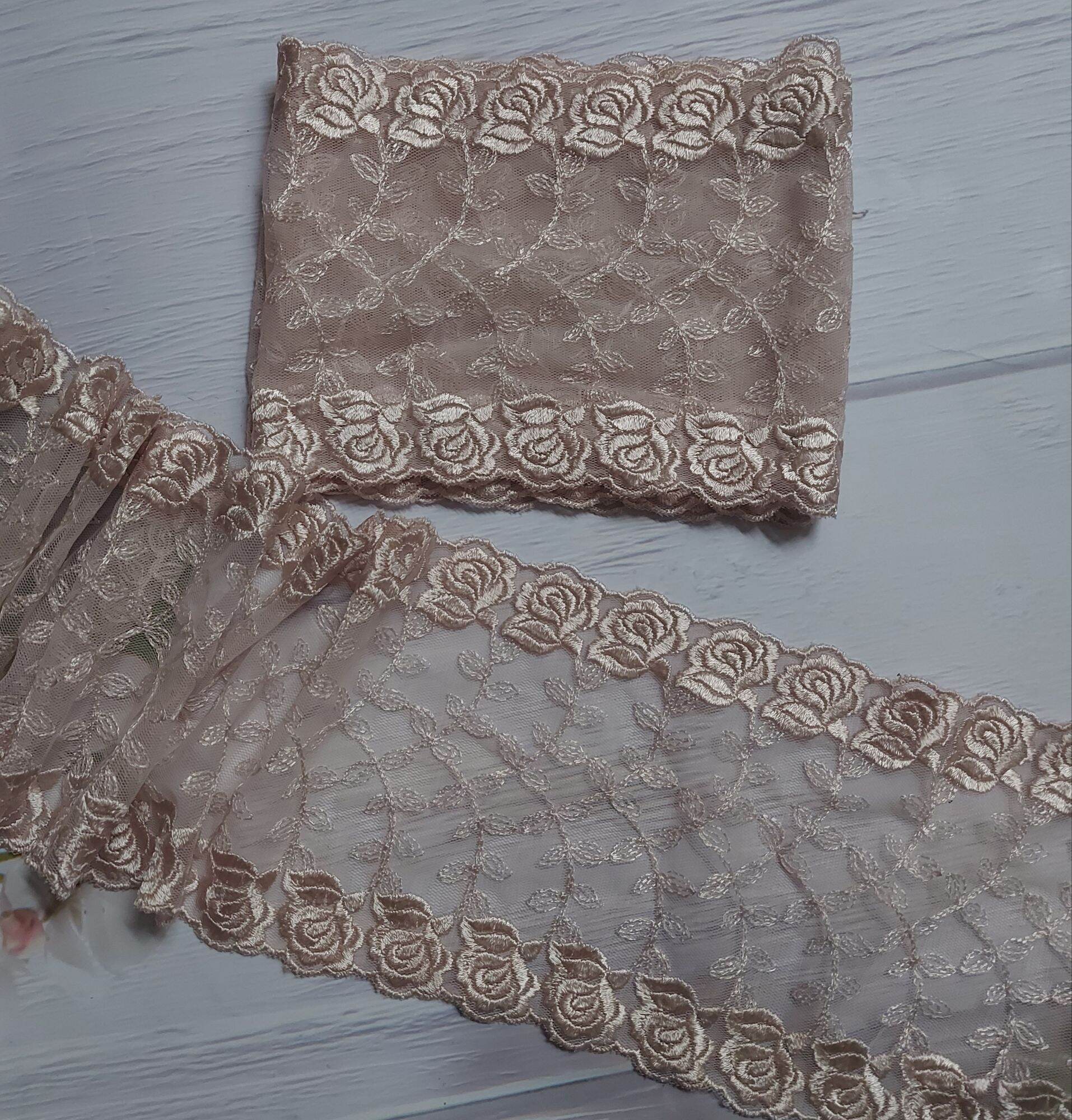 Ren lưới thêu chân hoa hồng ,màu da, bản rộng 12cm.