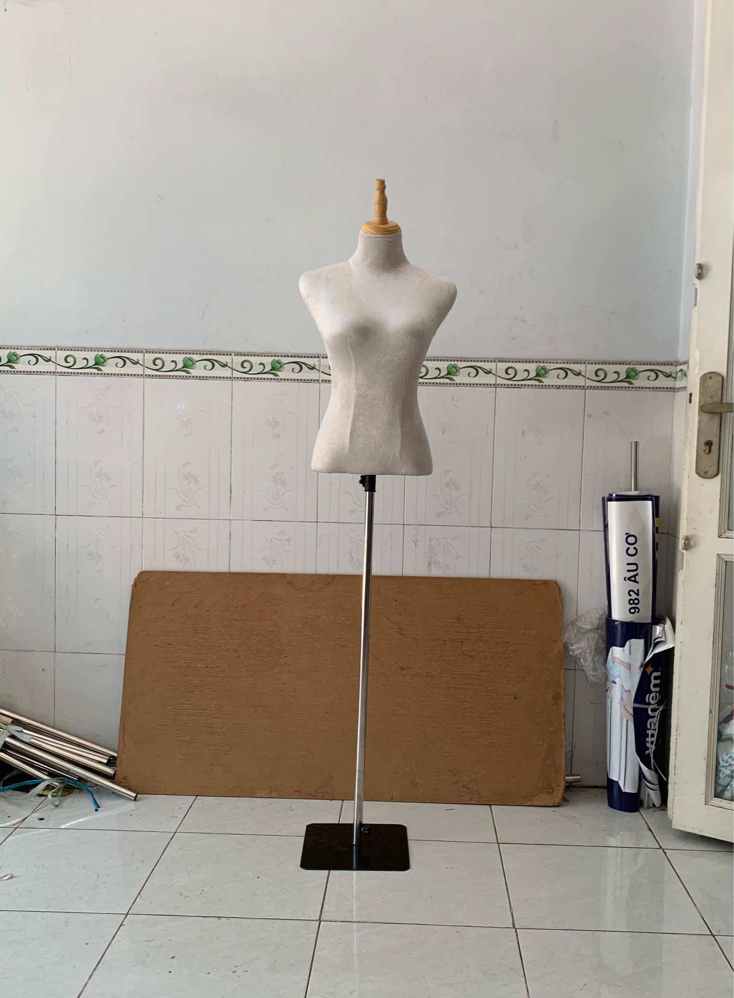 Manocanh bán thân nhung nữ đầu gỗ đế sắt