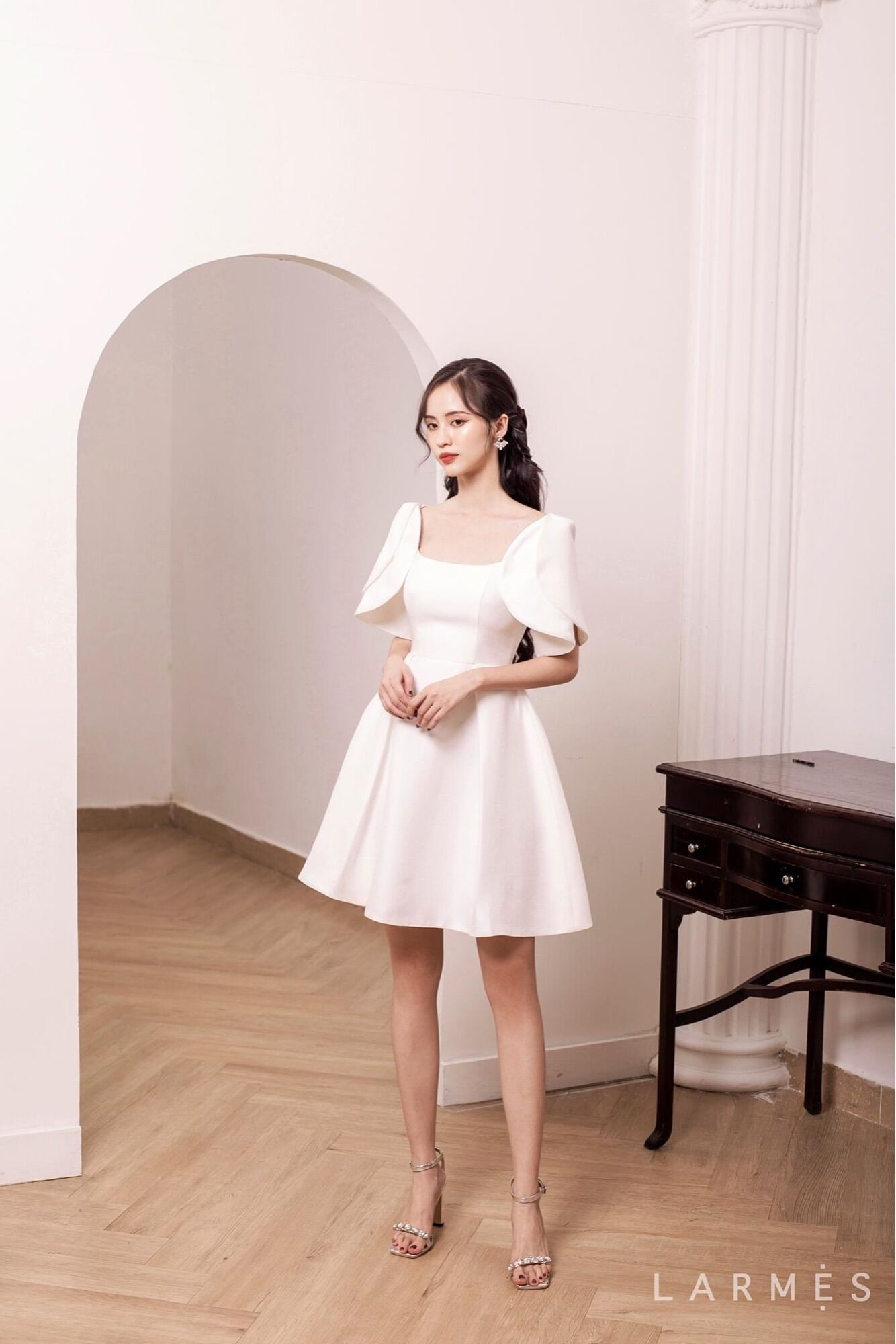 Larmes - đầm trắng tay thiên nga swan