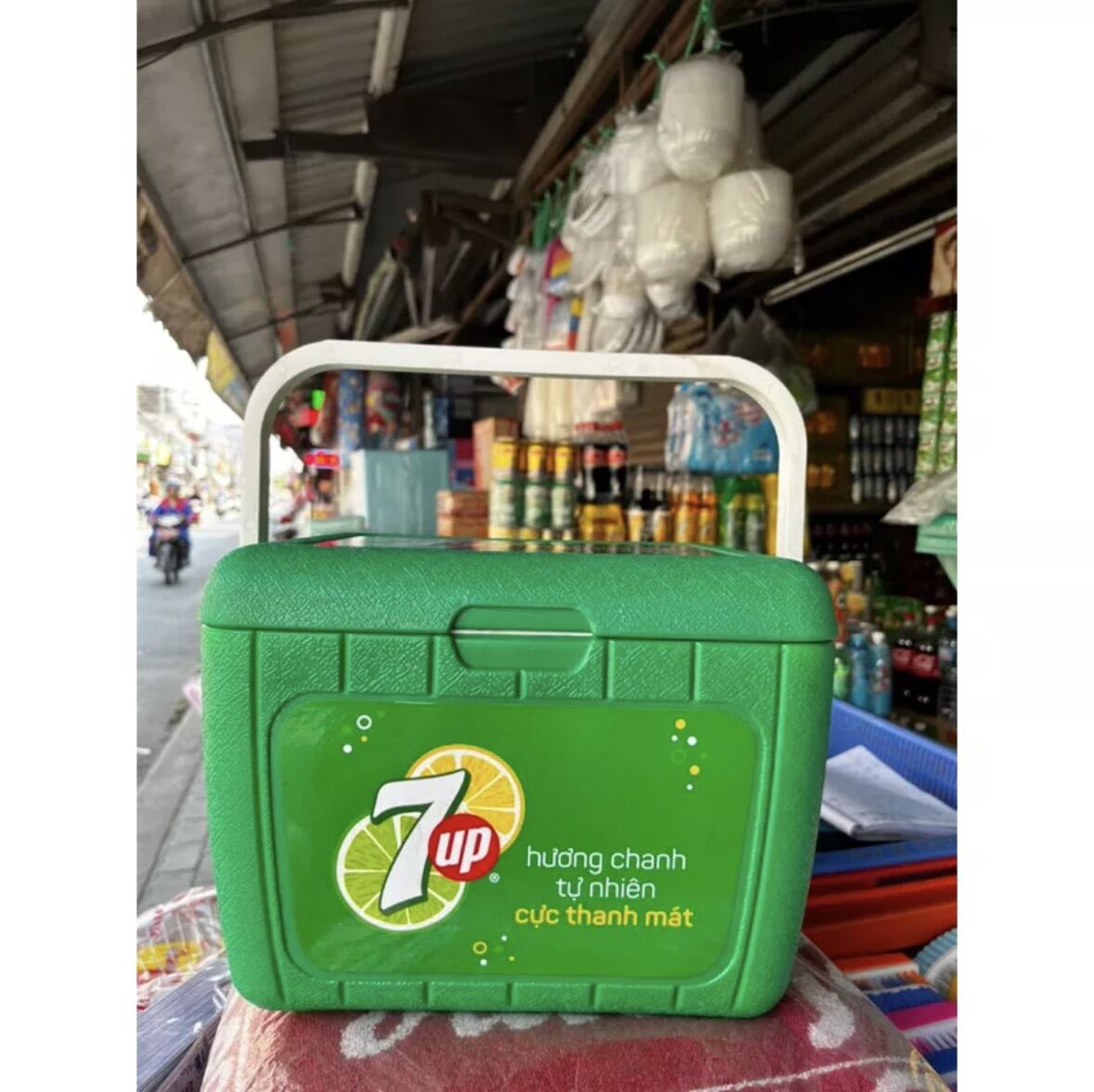 THÙNG ĐÁ VUÔNG GIỮ NHIỆT 7UP 6.8 LÍT ( Hàng Khuyến Mãi )