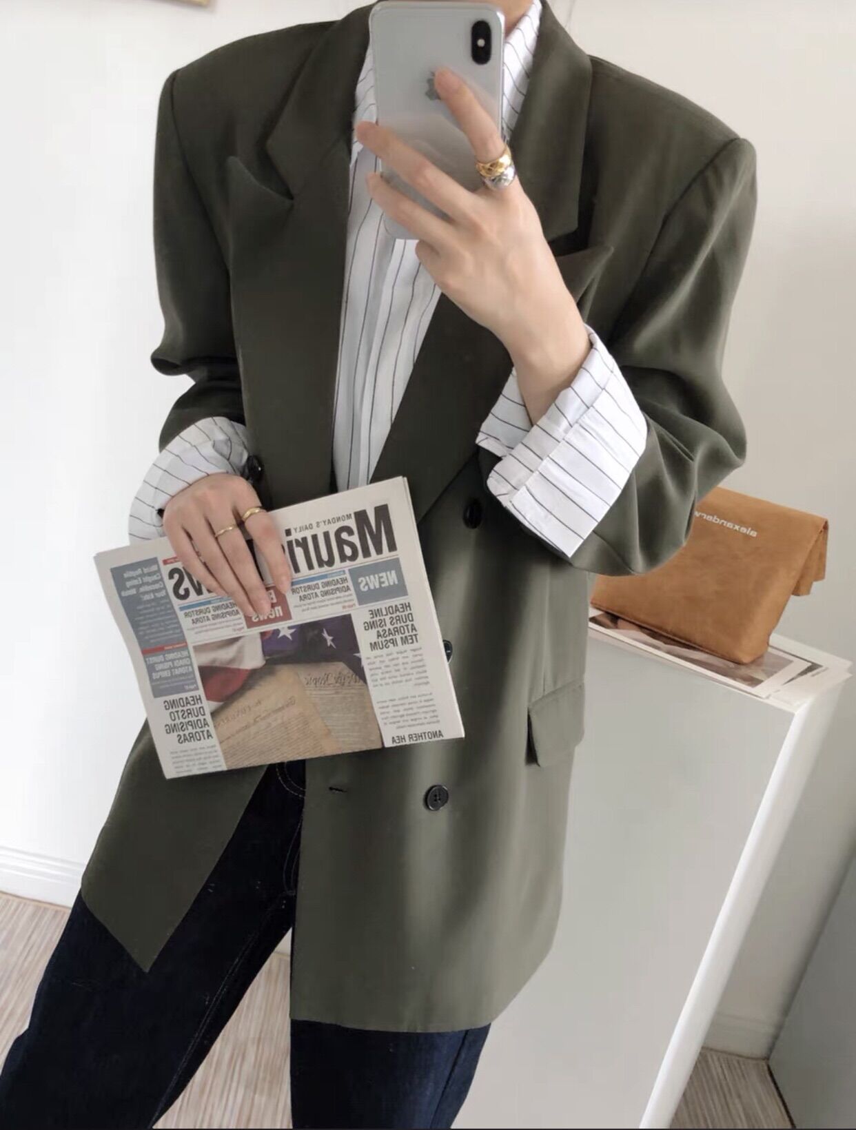 Báo tiếng Anh phong cách retro dùng để trang trí