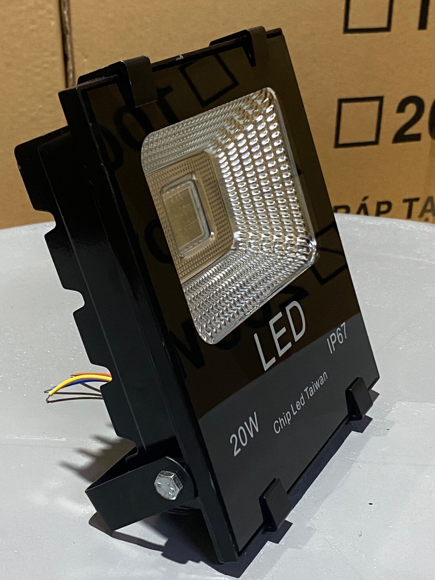 Đèn pha led 20W Thân Nhôm (Trắng, Vàng, Xanh lá, Xanh dương, Đỏ, Đổi màu)
