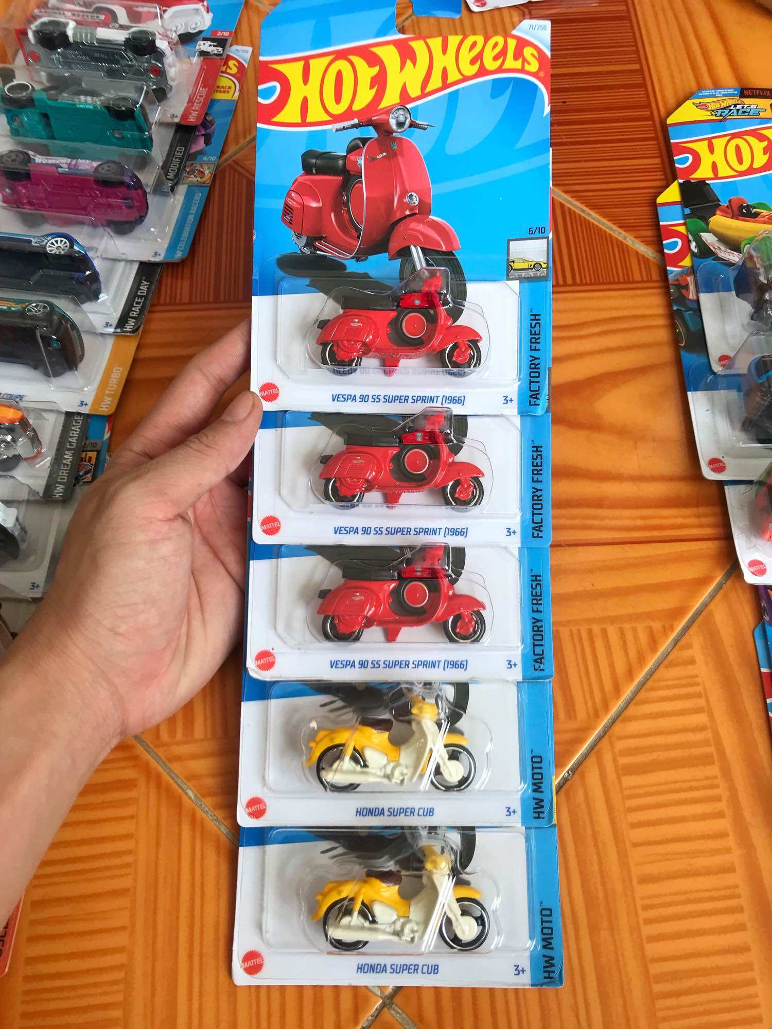Mô hình xe Hot Wheel bằng Sắt tỉ lệ 1/64