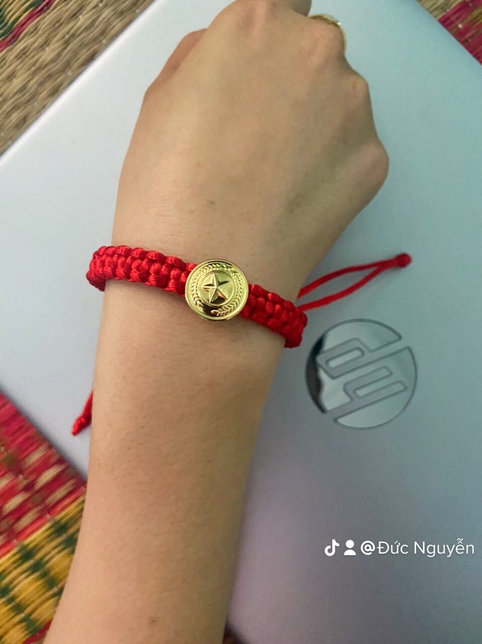 Vòng tay chỉ đỏ các binh chung