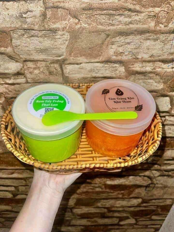 Combo Kem BODY Tẩy Trắng Thái Lan Và Tắm Trắng Khô khử thâm BODY  TẨY TRẮNG THÁI  LAN Tắm trắng khô khử thâm Nhìn chất kem thôi là đủ hiểu em nó sang xịn mịn cở nào rồi nhé. Chế nào da ngâm, da đen, da lì khó trắng thì thử xem kem body cốt