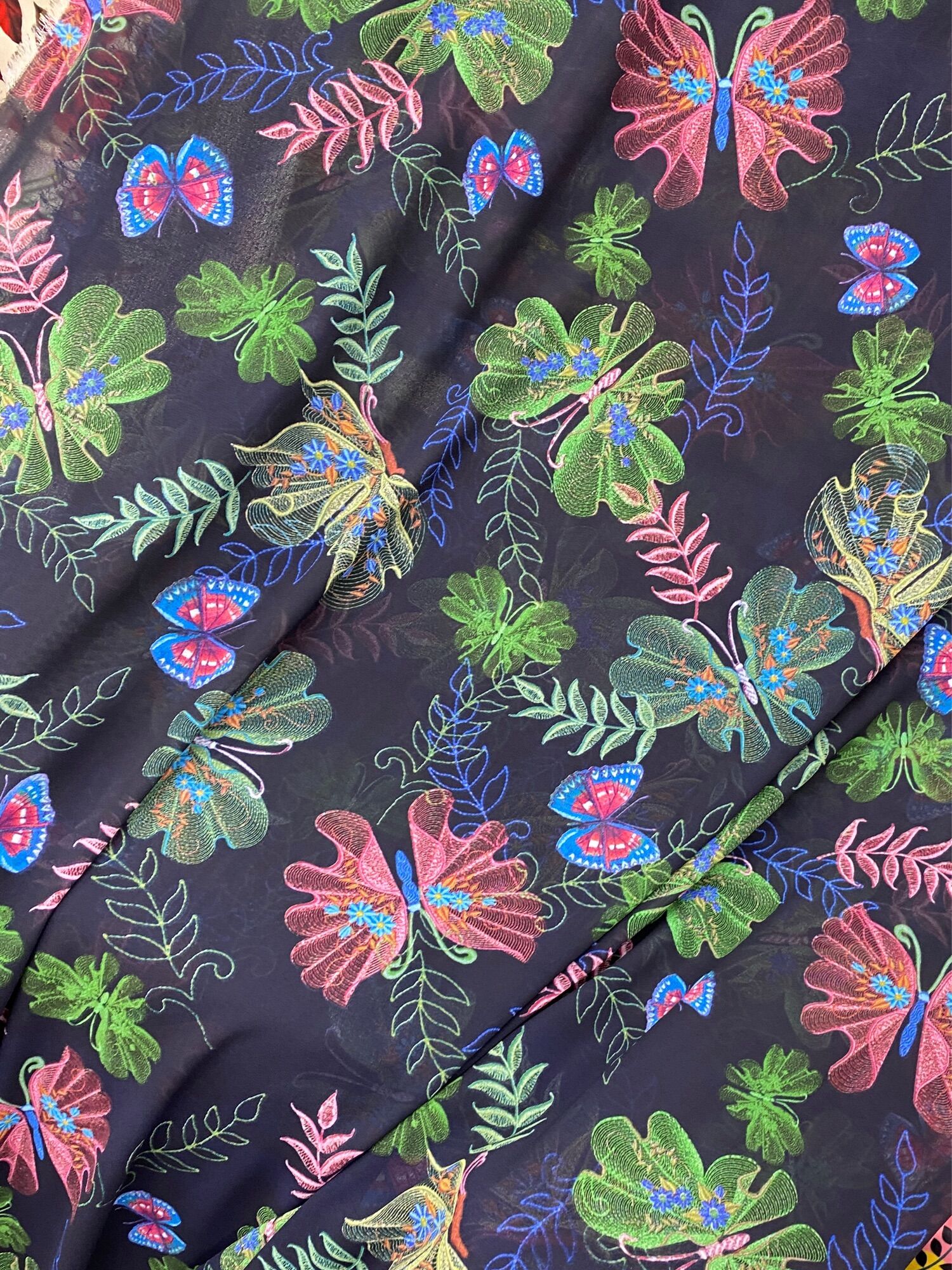 Vải voan chiffon hoa nền xanh đen