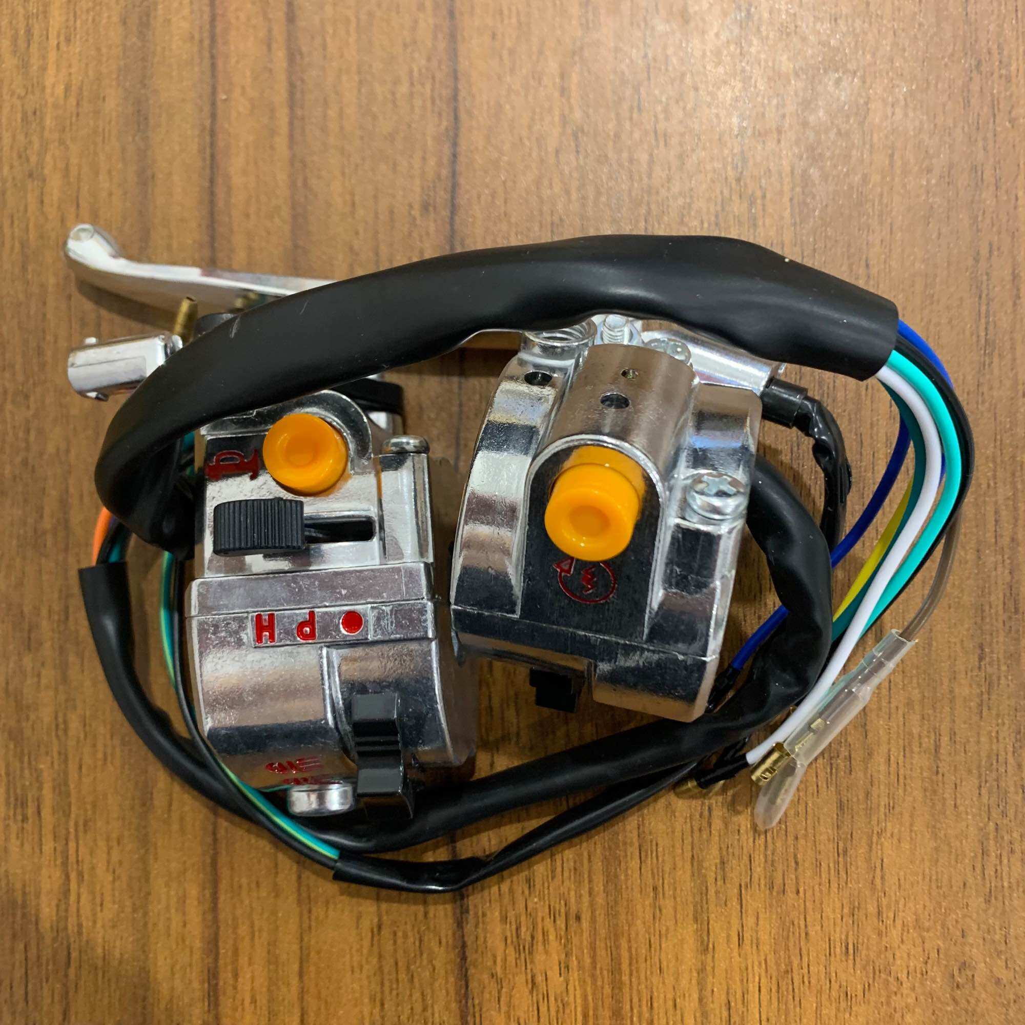 Đôi cụm công tắc cub 81 82, kèm tay phanh thắng (củ cho xe máy honda 79 84 67