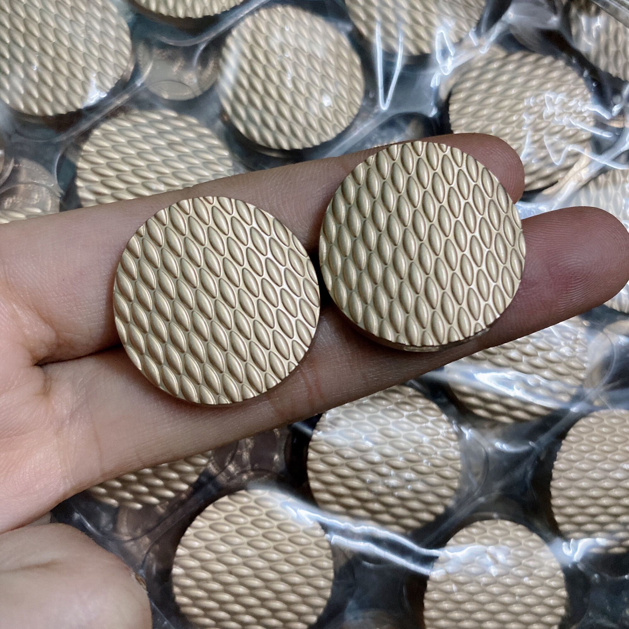 1 NÚT KIM LOẠI Vàng size 2.5cm đế lồi