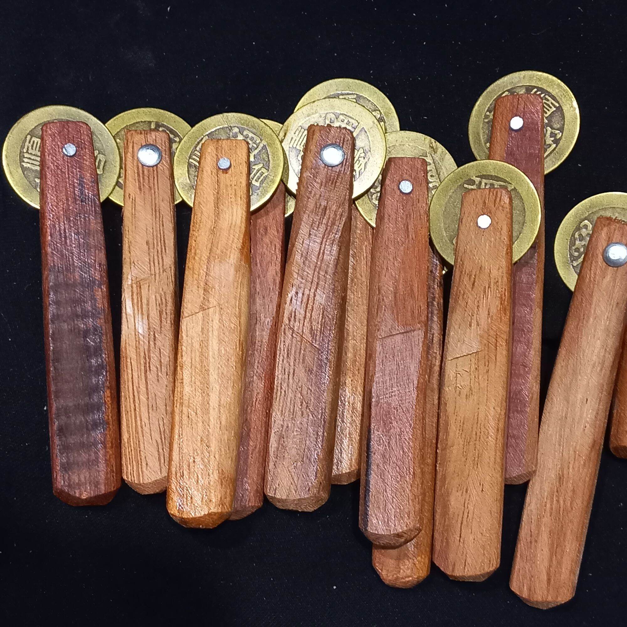Đồng xu cạo gió cán gỗ (dài 10cm)