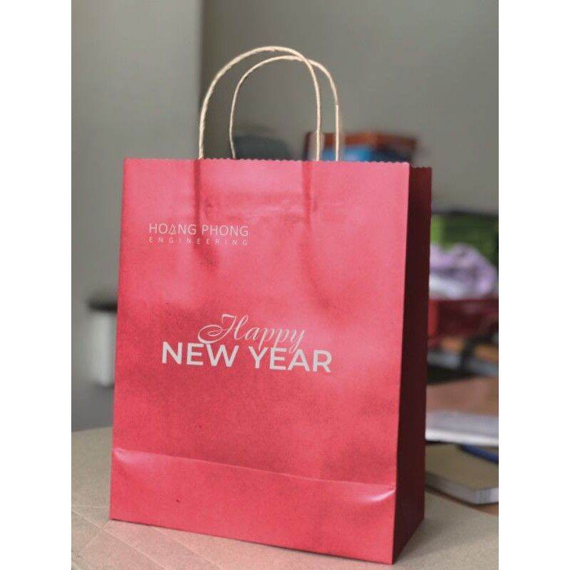 10 Túi giấy dầy, cứng cáp, màu đỏ. Size Ng26*C35*H12.5cm. Giấy kraft 1 mặt 160-180gsm ( tùy đợt sx)