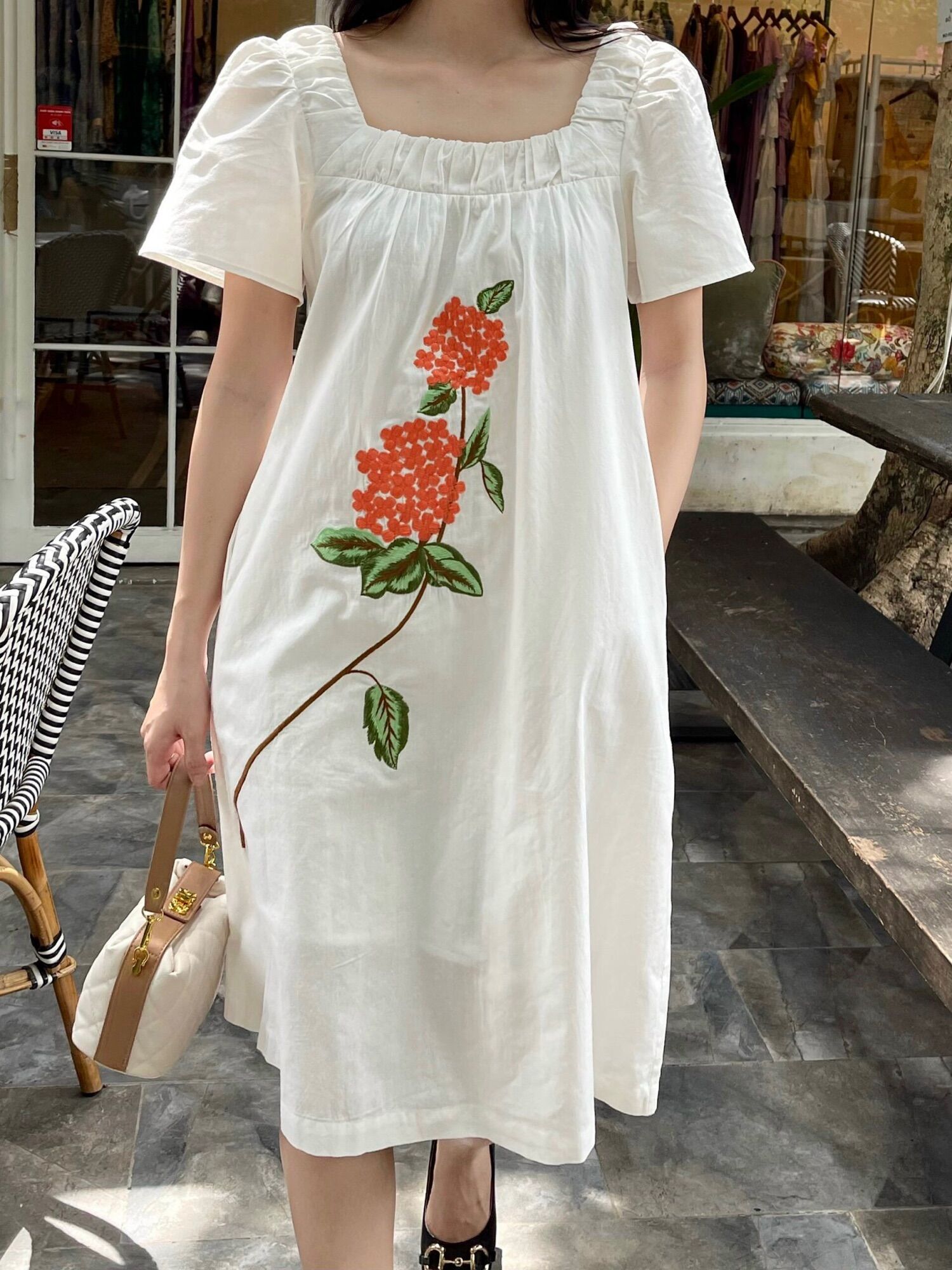 Đầm Thêu Linen Cổ Vuông Xênh
