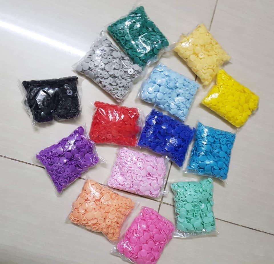 100 nút bấm nhựa 4 chi tiết, có nhiều màu để chọn lựa