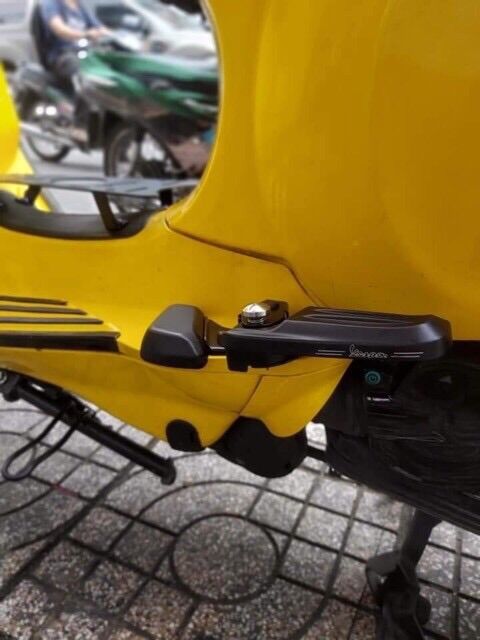 Gác chân nút bật Vespa Sprint Prima